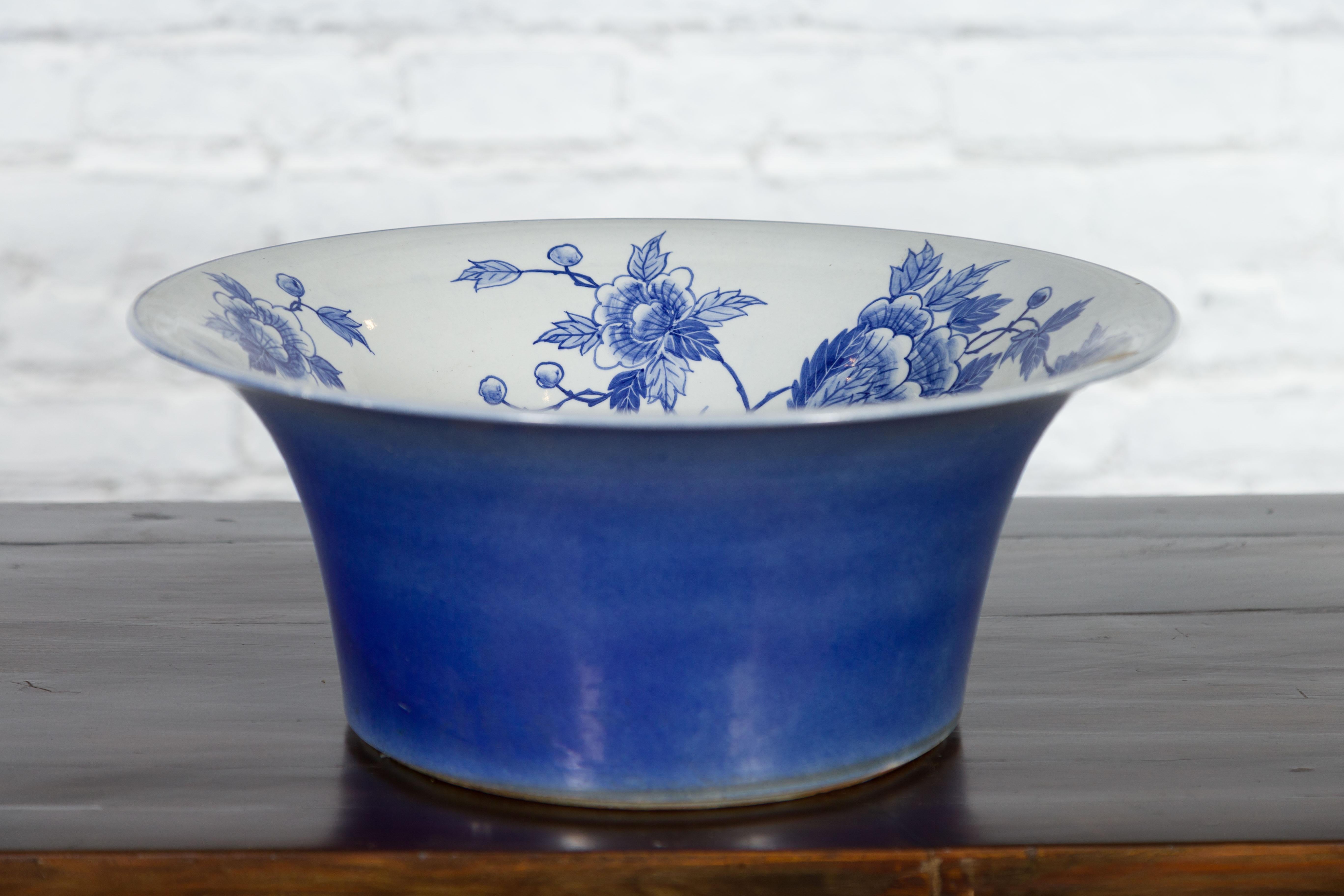 Chinese Blue and White Porcelain Wash Basin with Floral Motifs and Cobalt Blue For Sale 4