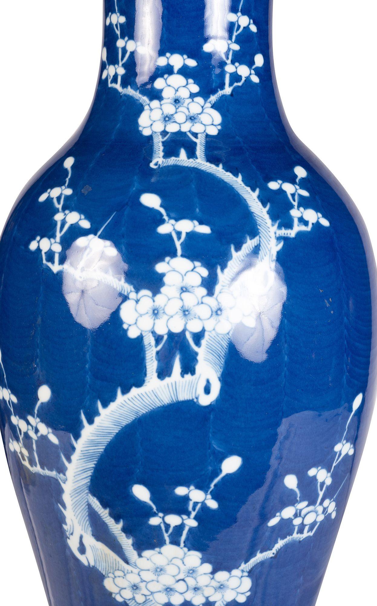 Exportation chinoise Vase/lampe chinois(e) bleu et blanc à fleurs de prunus, vers 1890. en vente