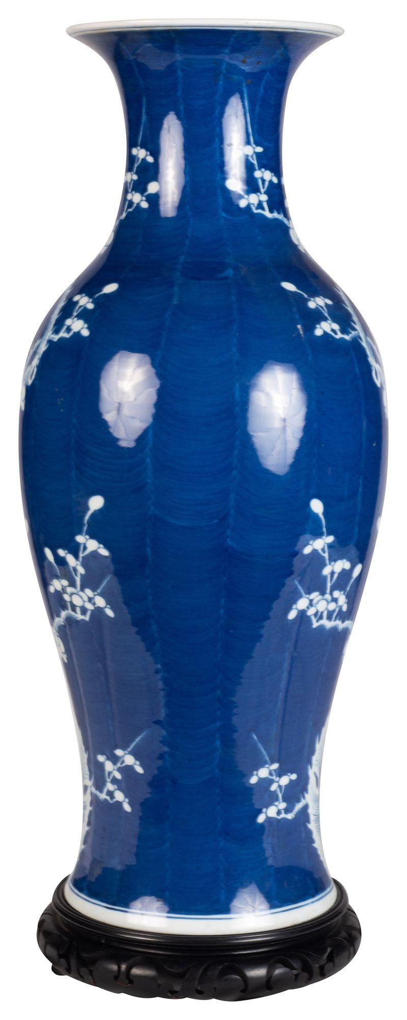 Anglais Vase/lampe chinois(e) bleu et blanc à fleurs de prunus, vers 1890. en vente