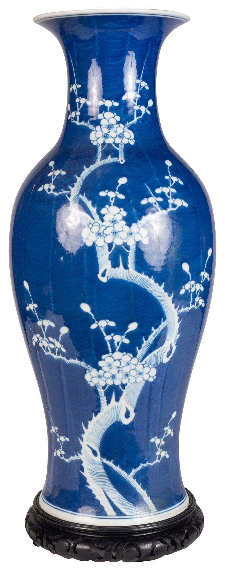 Peint à la main Vase/lampe chinois(e) bleu et blanc à fleurs de prunus, vers 1890. en vente
