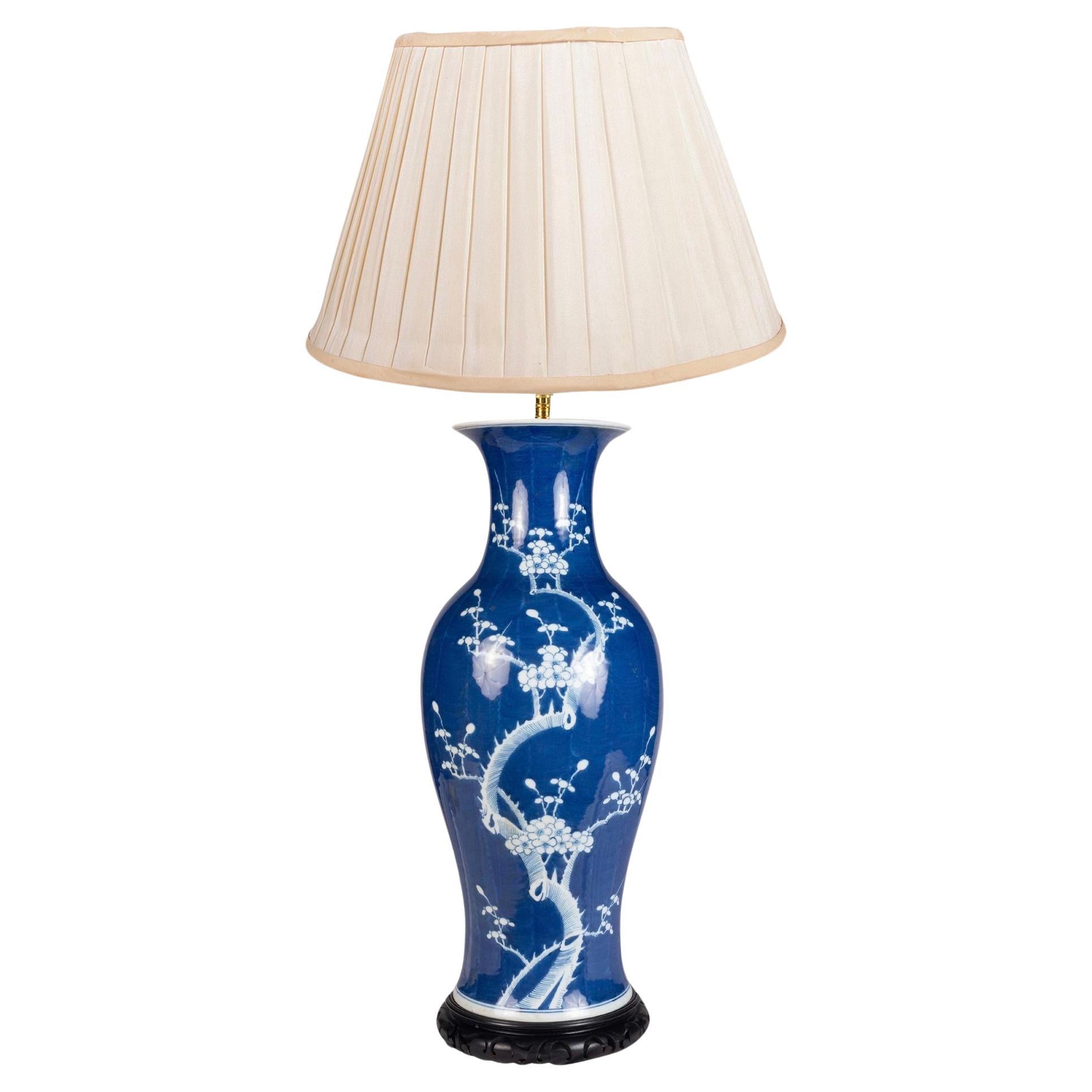 Vase/lampe chinois(e) bleu et blanc à fleurs de prunus, vers 1890.