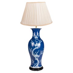 Chinesische Vase/Lampe mit blauen und weißen Prunusblüten, um 1890.