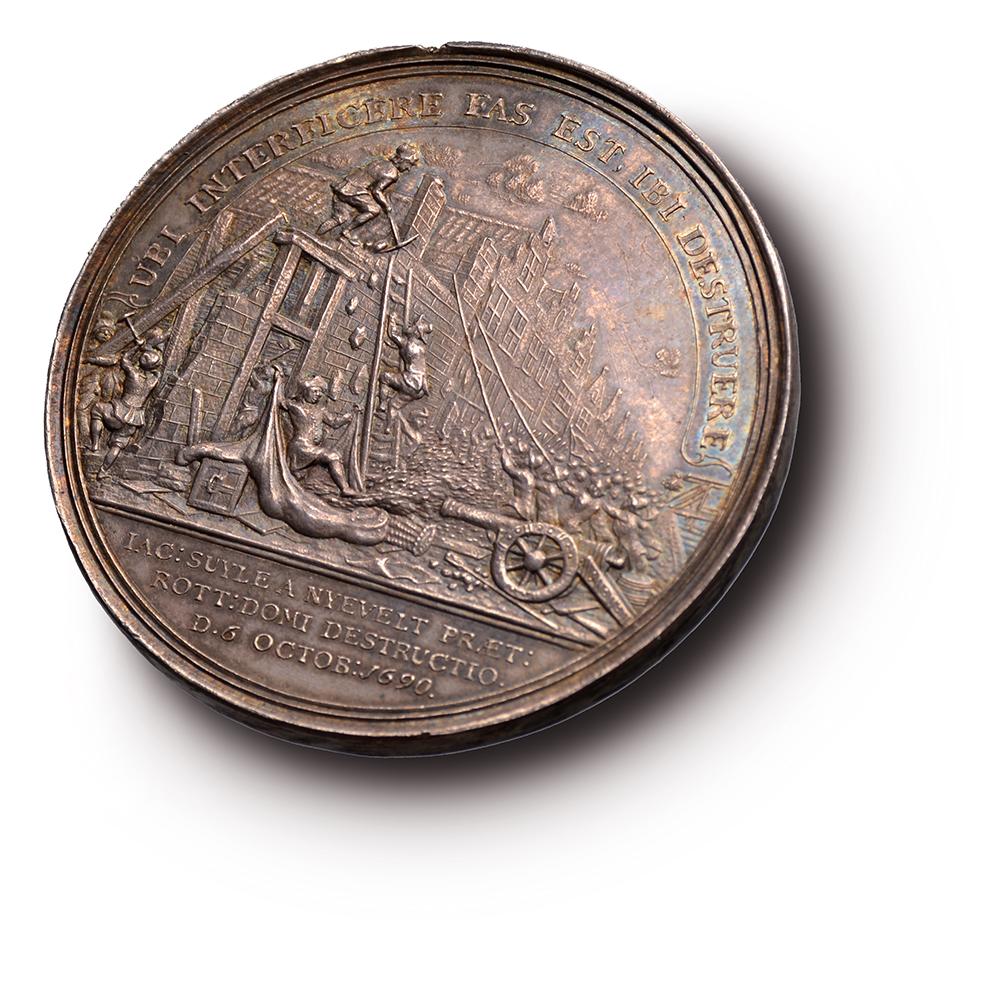 Argent Assiette Riots Rotterdam bleue et blanche, période Kangxi avec médaille d'argent en vente