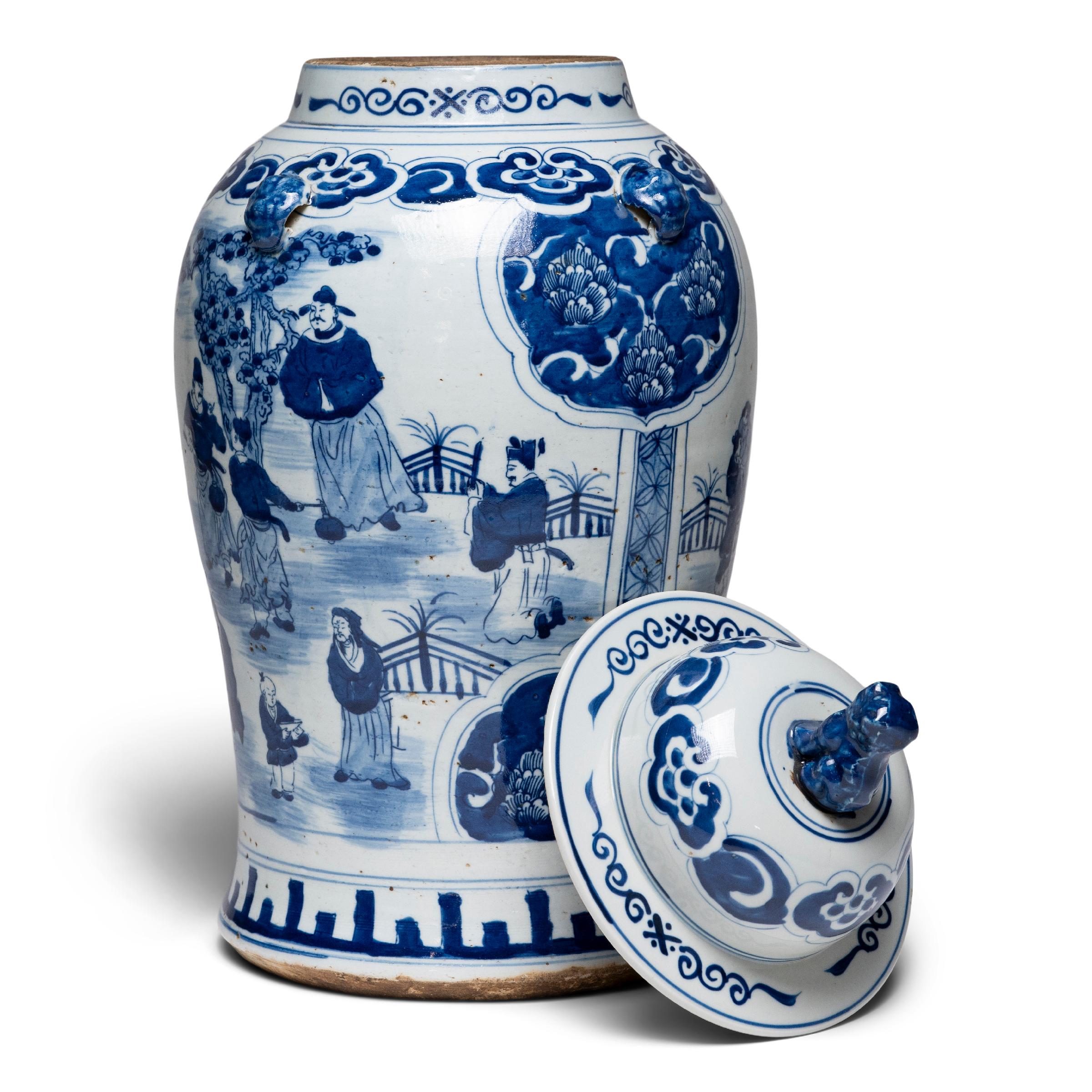 Chinese Blue and White Ruyi Baluster Jar In Good Condition For Sale In Chicago, IL