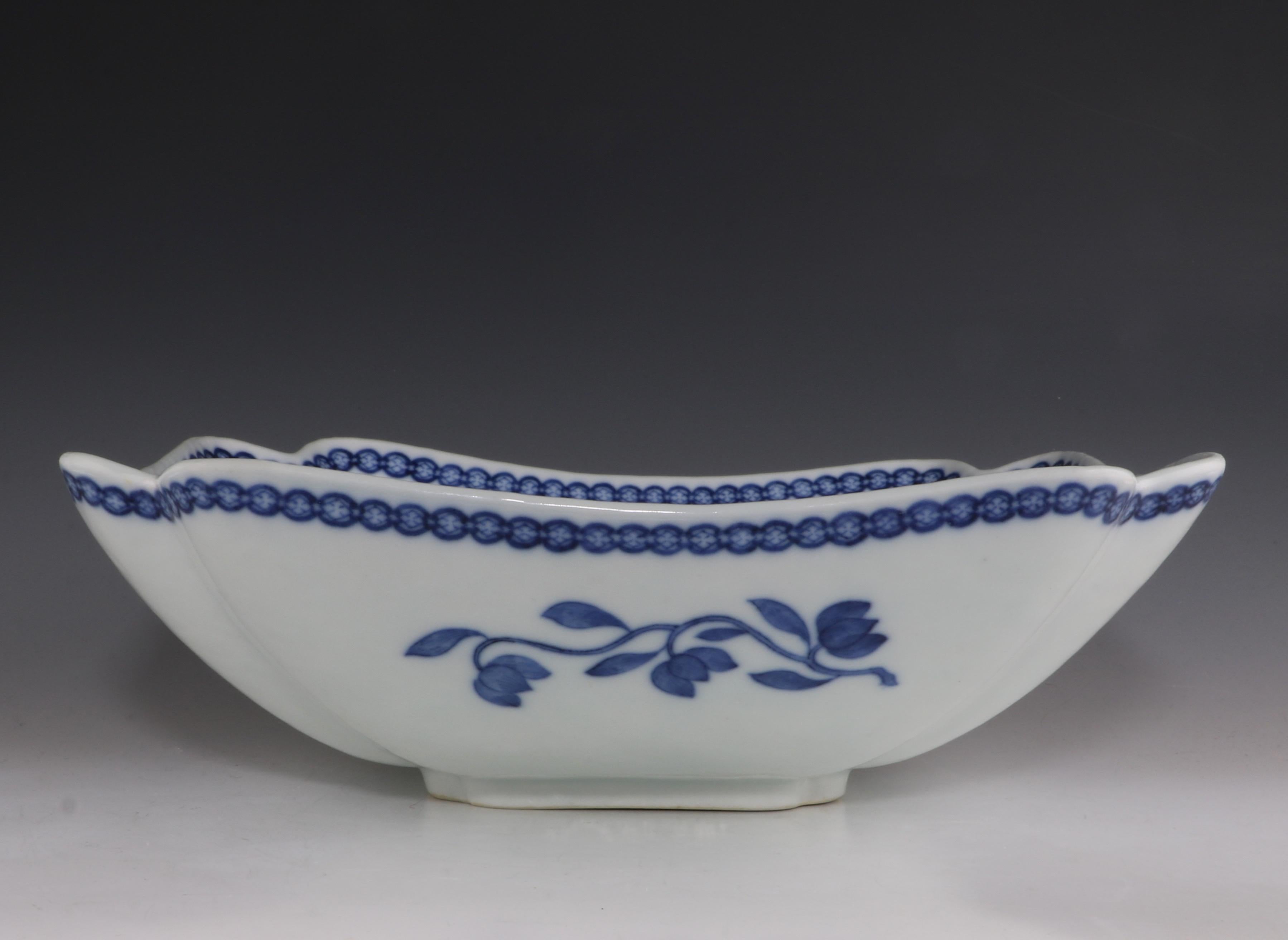 Chinese Export Porcelain Blue and White Salad Bowl Qianlong, circa 1750 In Good Condition For Sale In Frome, Somerset