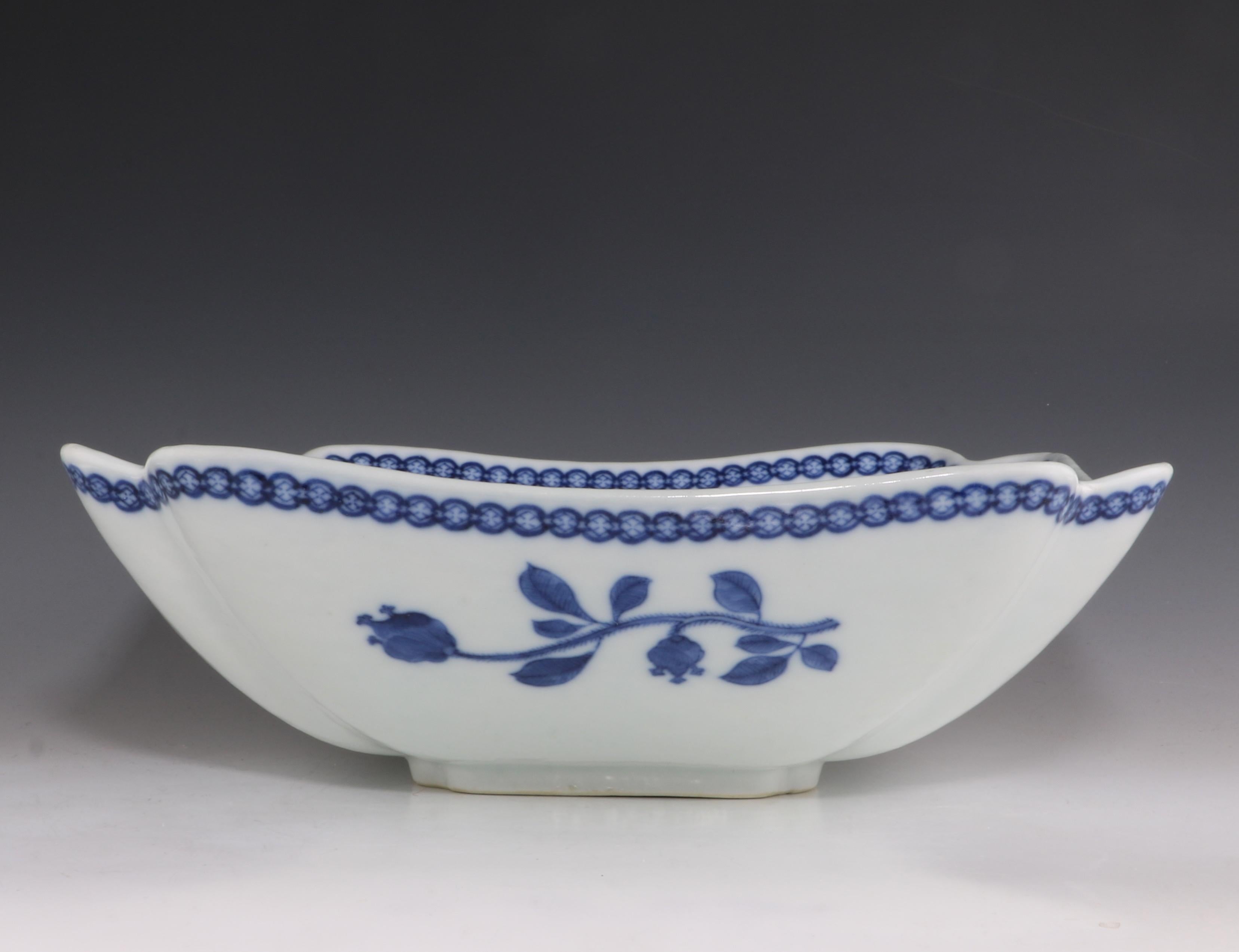 18th Century Chinese Export Porcelain Blue and White Salad Bowl Qianlong, circa 1750 For Sale