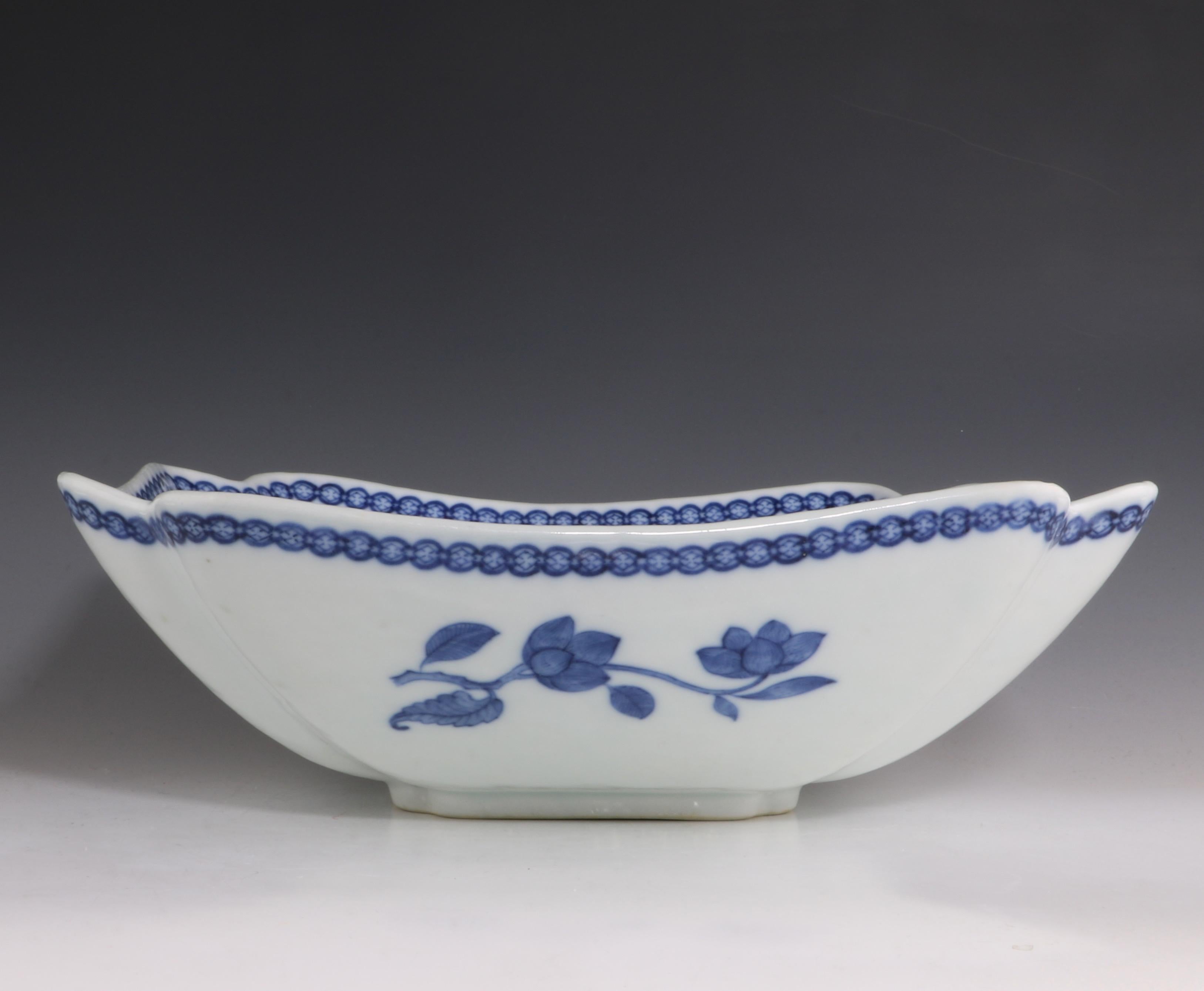 Chinese Export Porcelain Blue and White Salad Bowl Qianlong, circa 1750 For Sale 1