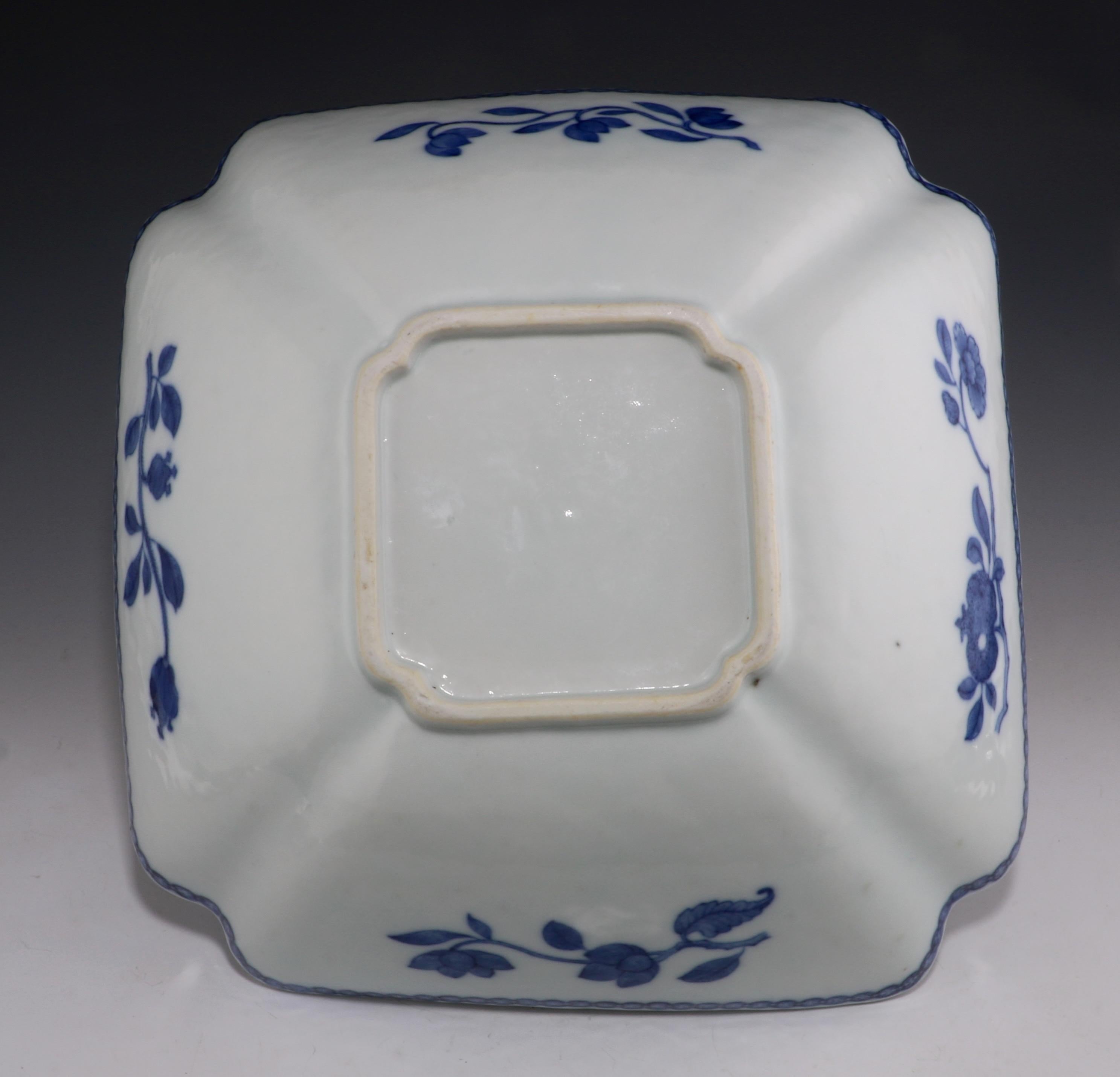 Chinese Export Porcelain Blue and White Salad Bowl Qianlong, circa 1750 For Sale 2