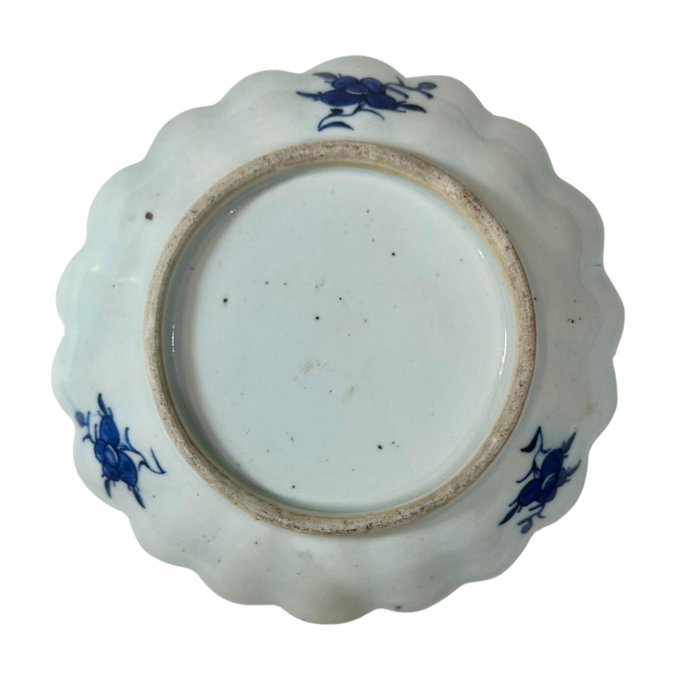 Chinese Blue and White Scalloped Edge Plate, Circa 1820–1830 In Good Condition For Sale In Tampa, FL