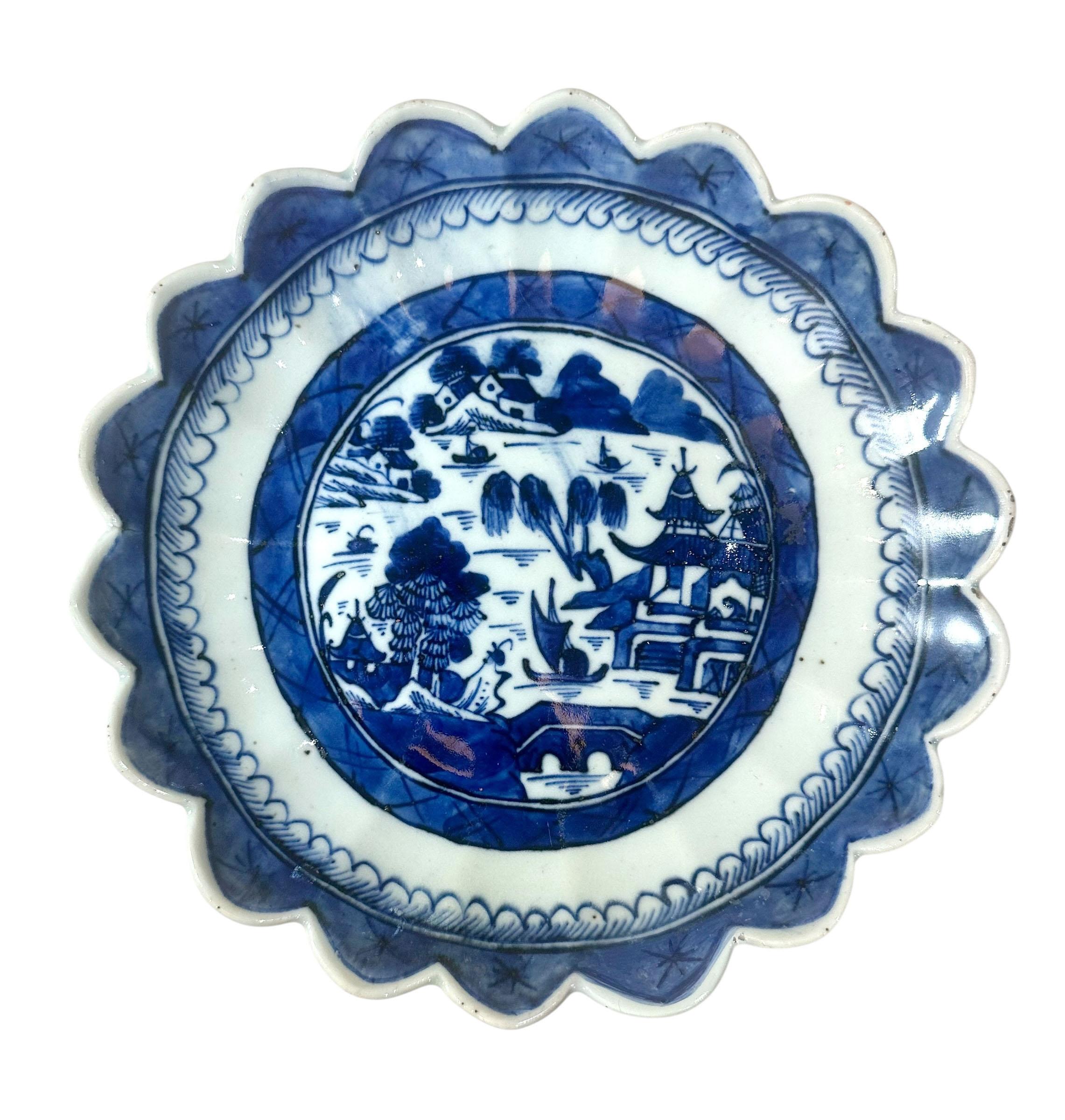 Early 19th Century Chinese Blue and White Scalloped Edge Plate, Circa 1820–1830 For Sale