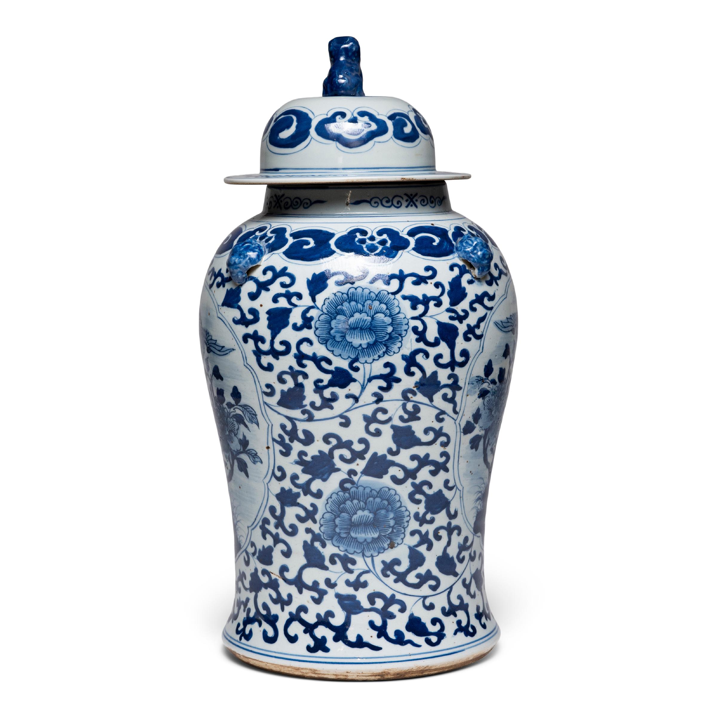 Cette jarre contemporaine à couvercle balustre s'inscrit dans la tradition séculaire de la porcelaine chinoise bleu et blanc. Peinte avec des pigments de cobalt pour une finition bleue brillante, la jarre est densément ornée de rinceaux de vigne et