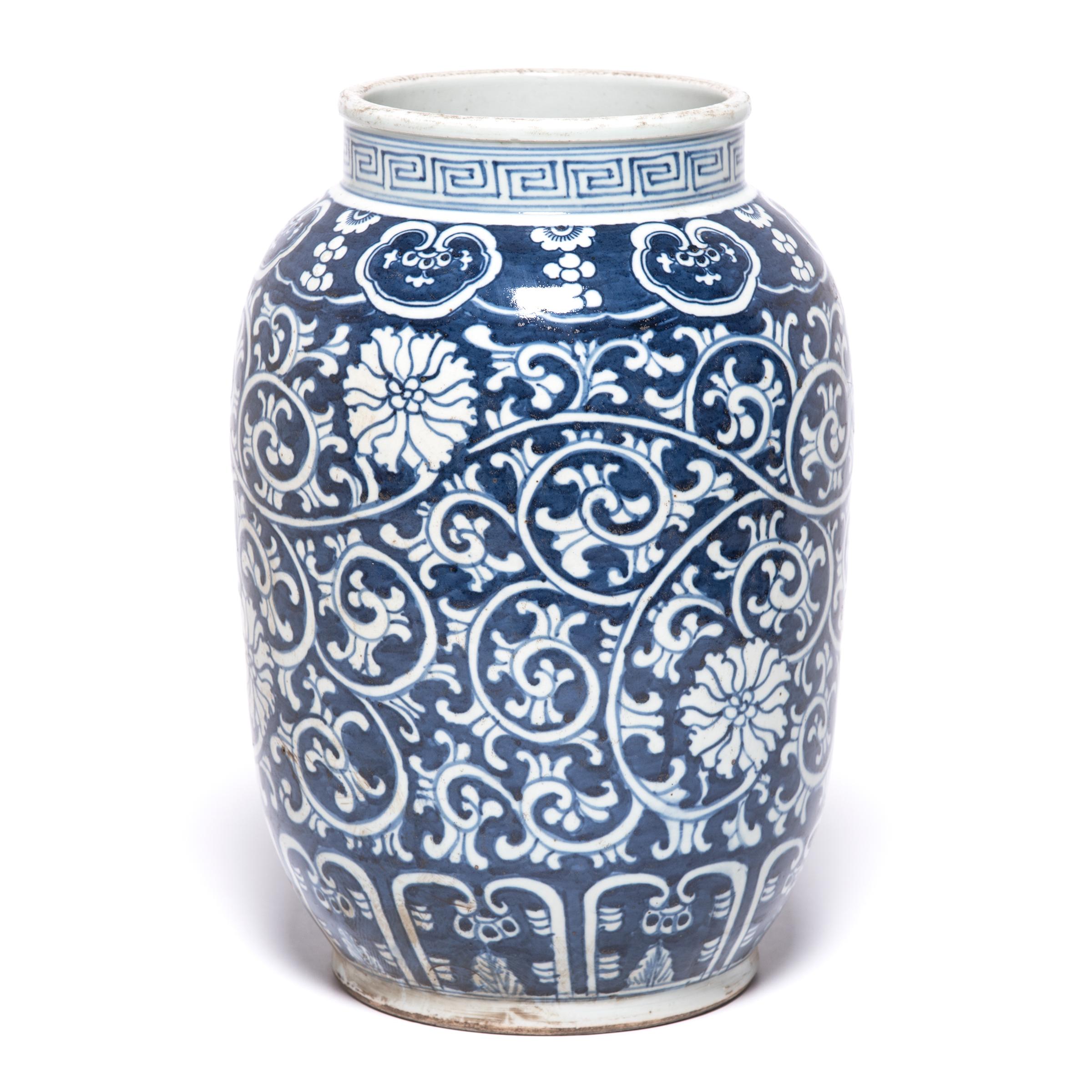 Chinese Blue and White Scrolling Vine Jar In Good Condition For Sale In Chicago, IL