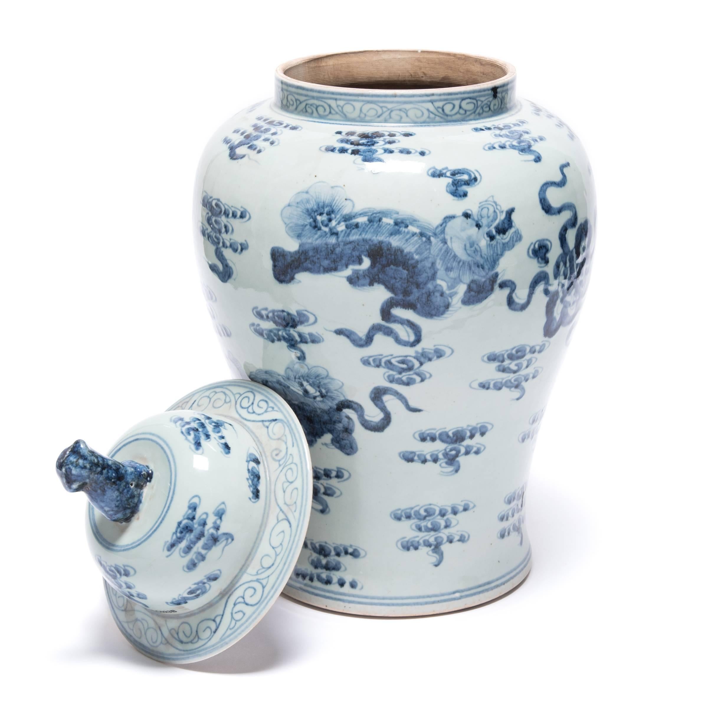 Chinese Blue and White Shizi Jar In Good Condition For Sale In Chicago, IL