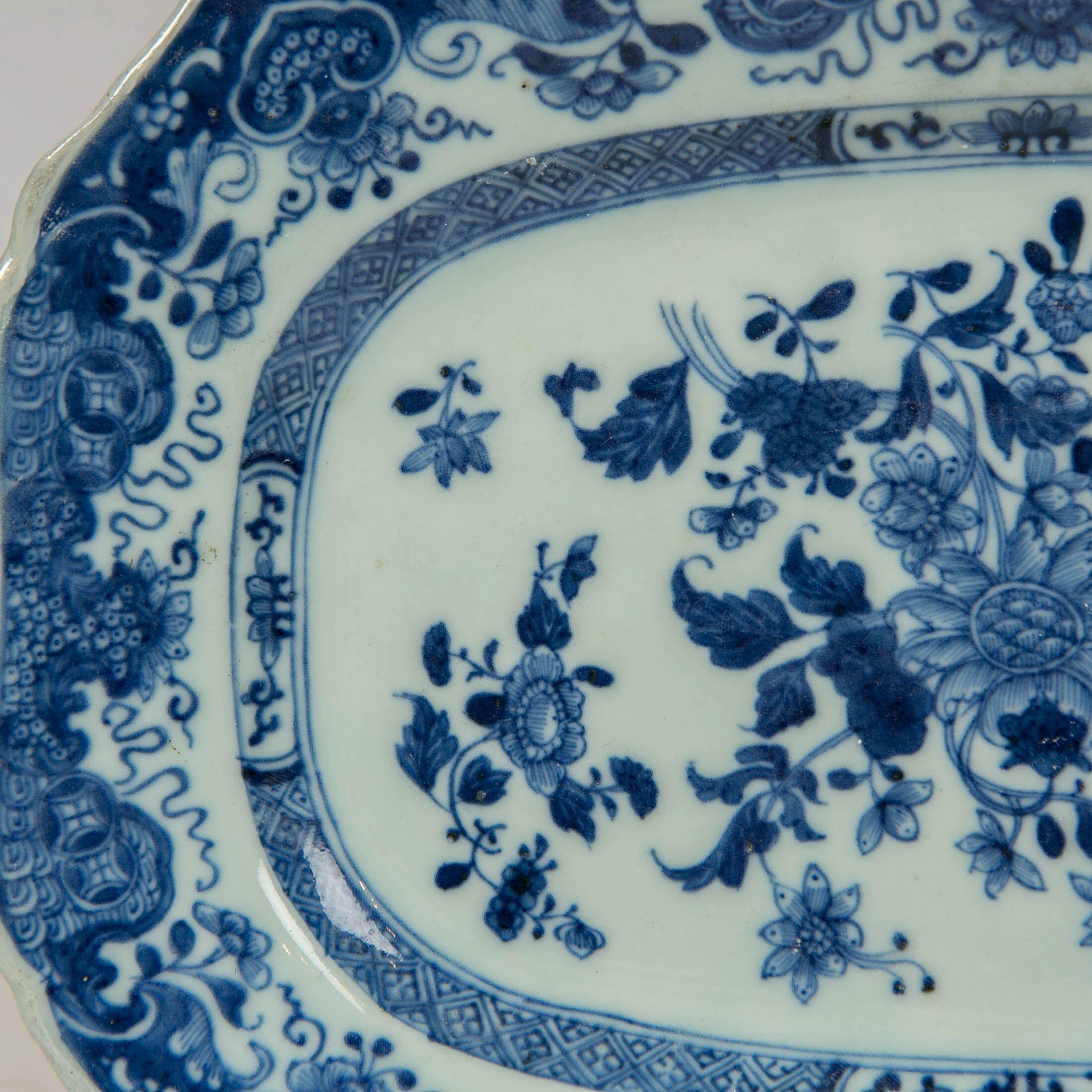 Chinese Blue and White Small Platter Made circa 1770 during the Qianlong Period In Excellent Condition In Katonah, NY