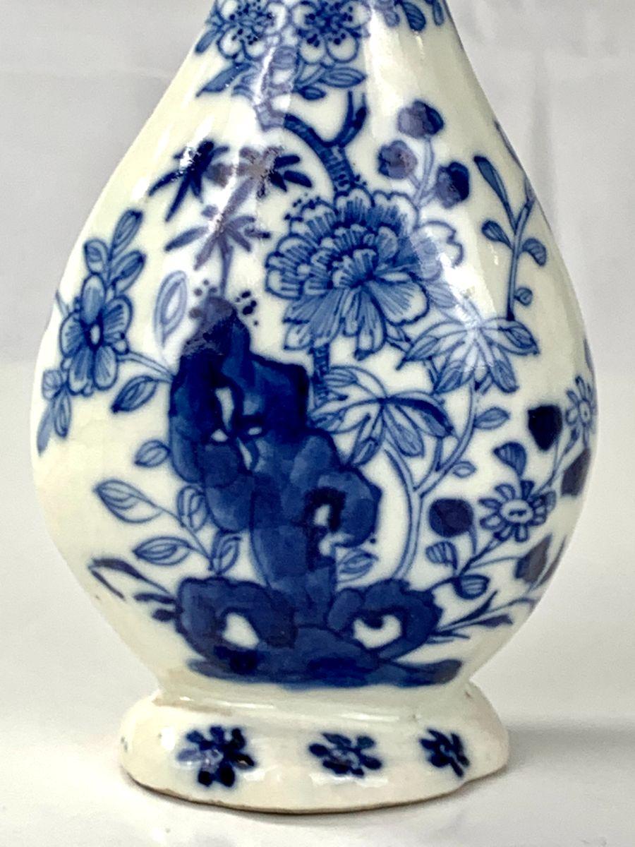 Antique Chinese Porcelain Blue and White Small Vase For Sale at 1stDibs