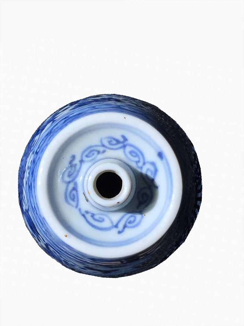 18th Century Chinese Blue and White porcelain Bottle, Kangxi

A Chinese blue and white porcelain bottle. 
Kangxi period, (1662-1722)
Barrel shaped bottle with on top a short cylindrical spout, decorated all-over with chrysanthemum and foliage.
The