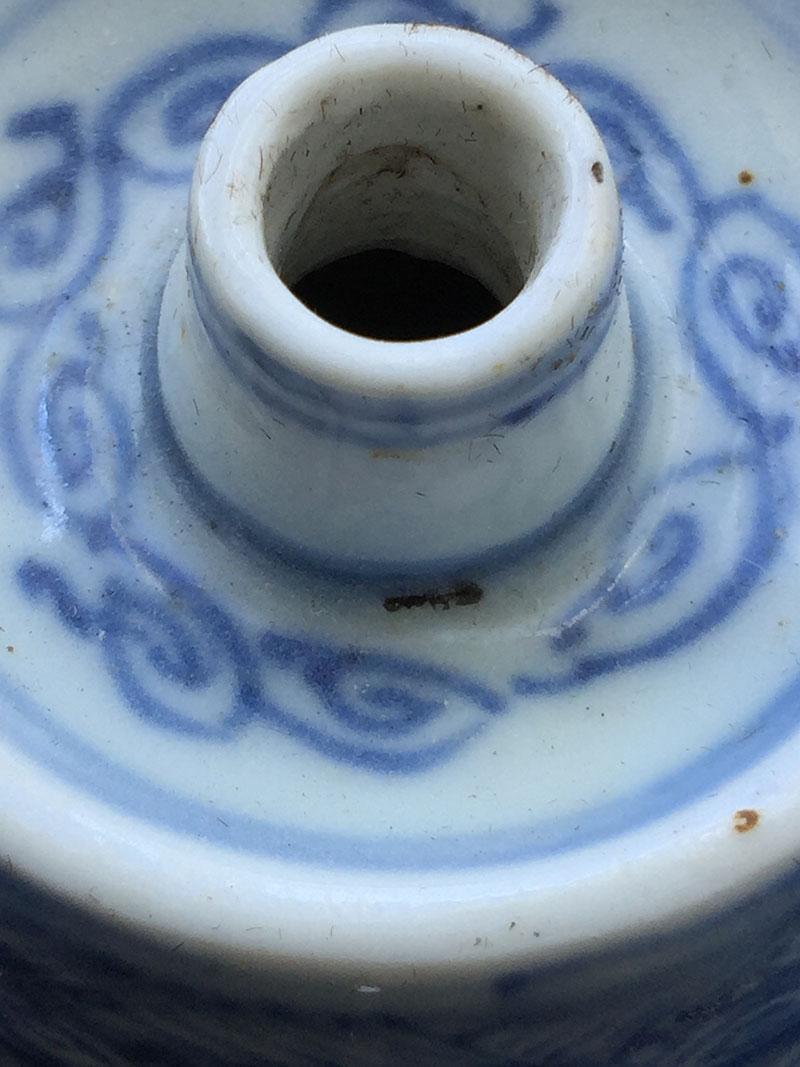 18th Century Chinese Blue and White porcelain Bottle, Kangxi In Good Condition For Sale In Delft, NL
