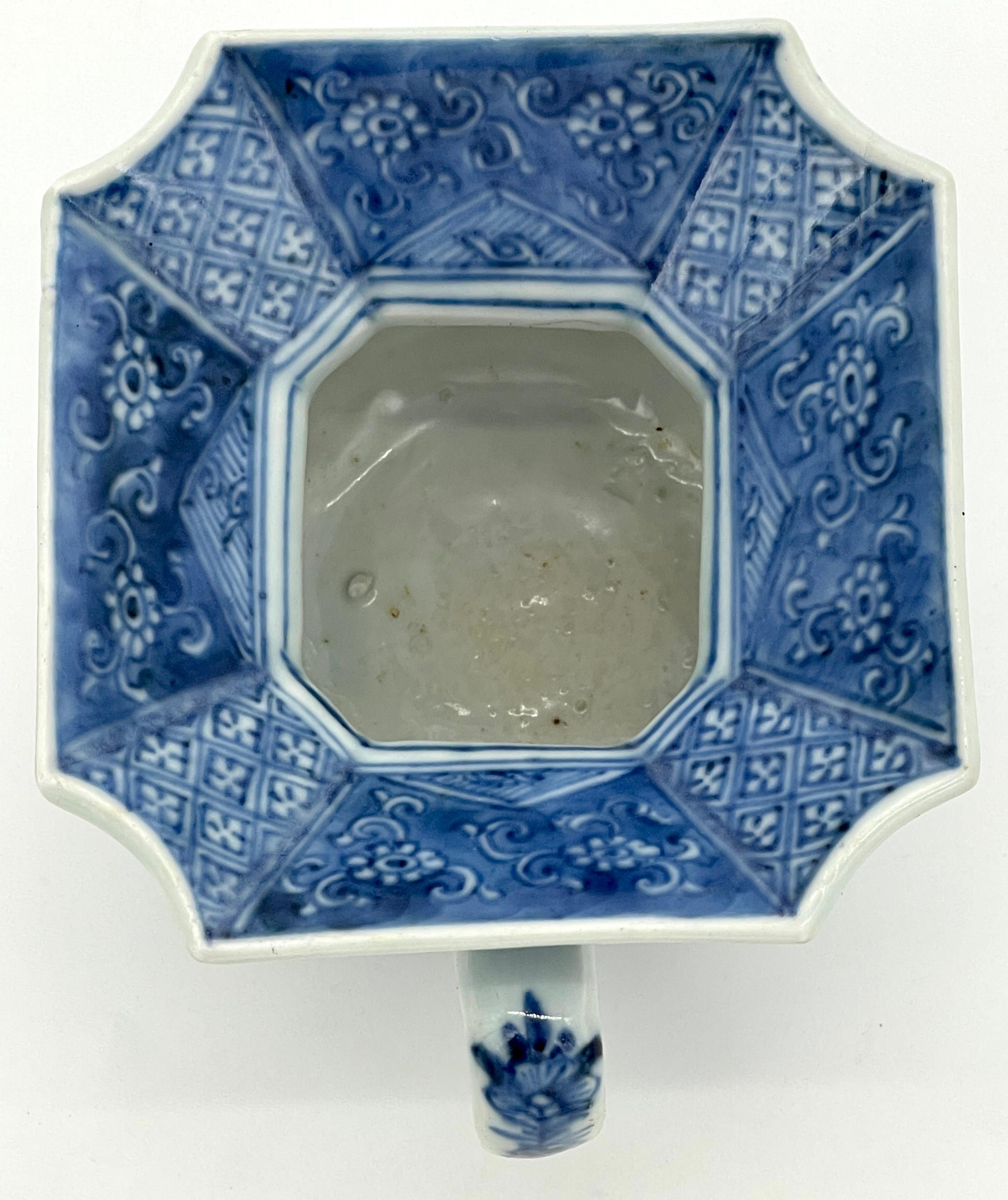 Chinese Export Chinese Blue and White Spittoon, Qing Dynasty, Kangxi Period For Sale
