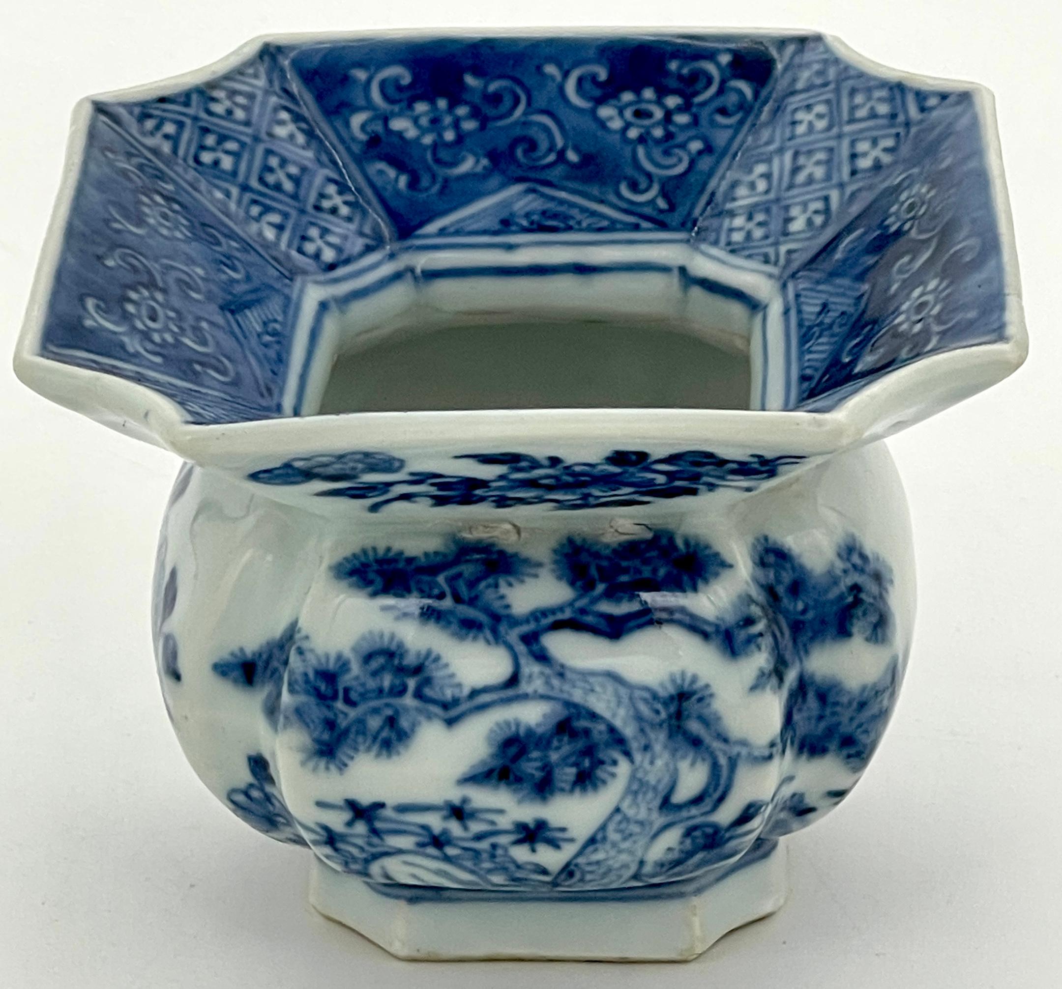 Chinese Blue and White Spittoon, Qing Dynasty, Kangxi Period In Good Condition For Sale In West Palm Beach, FL