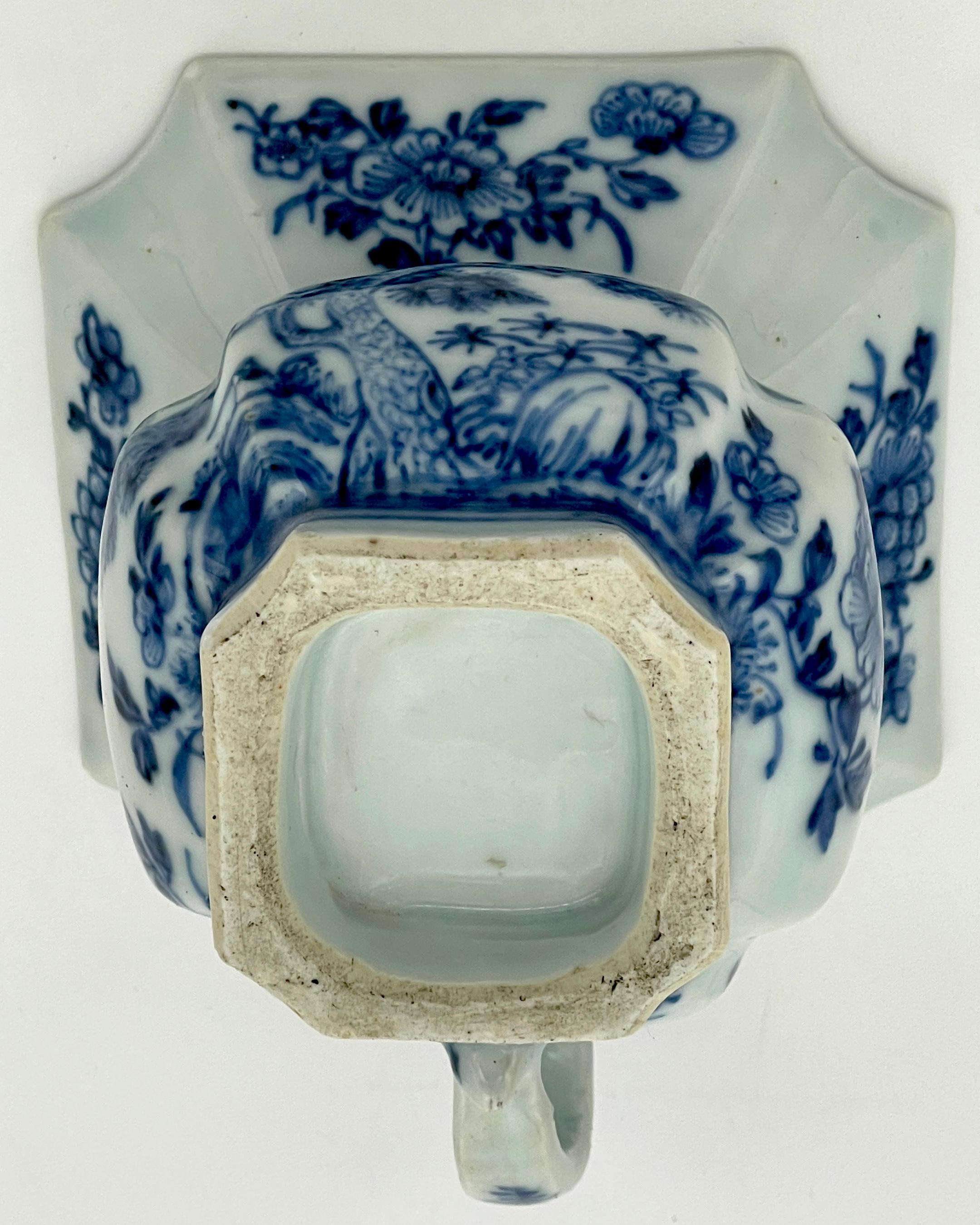 Chinese Blue and White Spittoon, Qing Dynasty, Kangxi Period For Sale 2