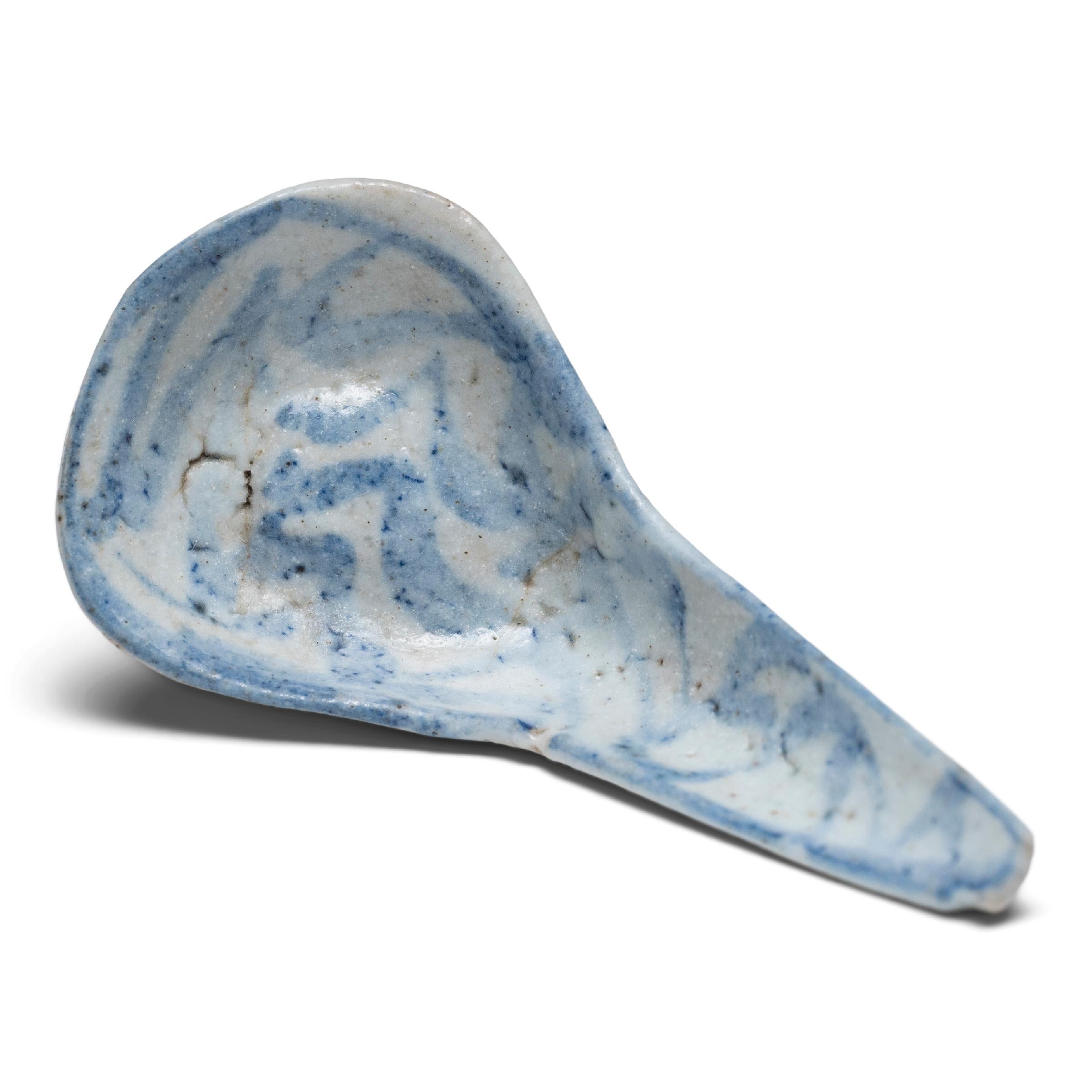 Dieser Suppenlöffel aus Porzellan aus dem 19. Jahrhundert ist ein delikates Beispiel für die altehrwürdige Praxis der blau-weißen Keramik und wurde wahrscheinlich als alltägliches Essgeschirr verwendet. Der Löffel wurde in China bereits in der