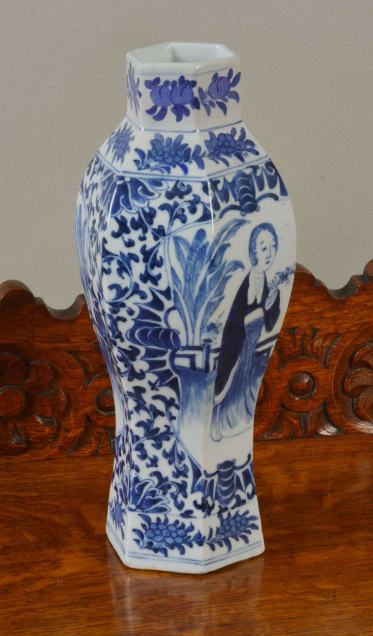 Vase chinois bleu et blanc décoré de figures orientales et de feuillages, portant des marques à quatre caractères.