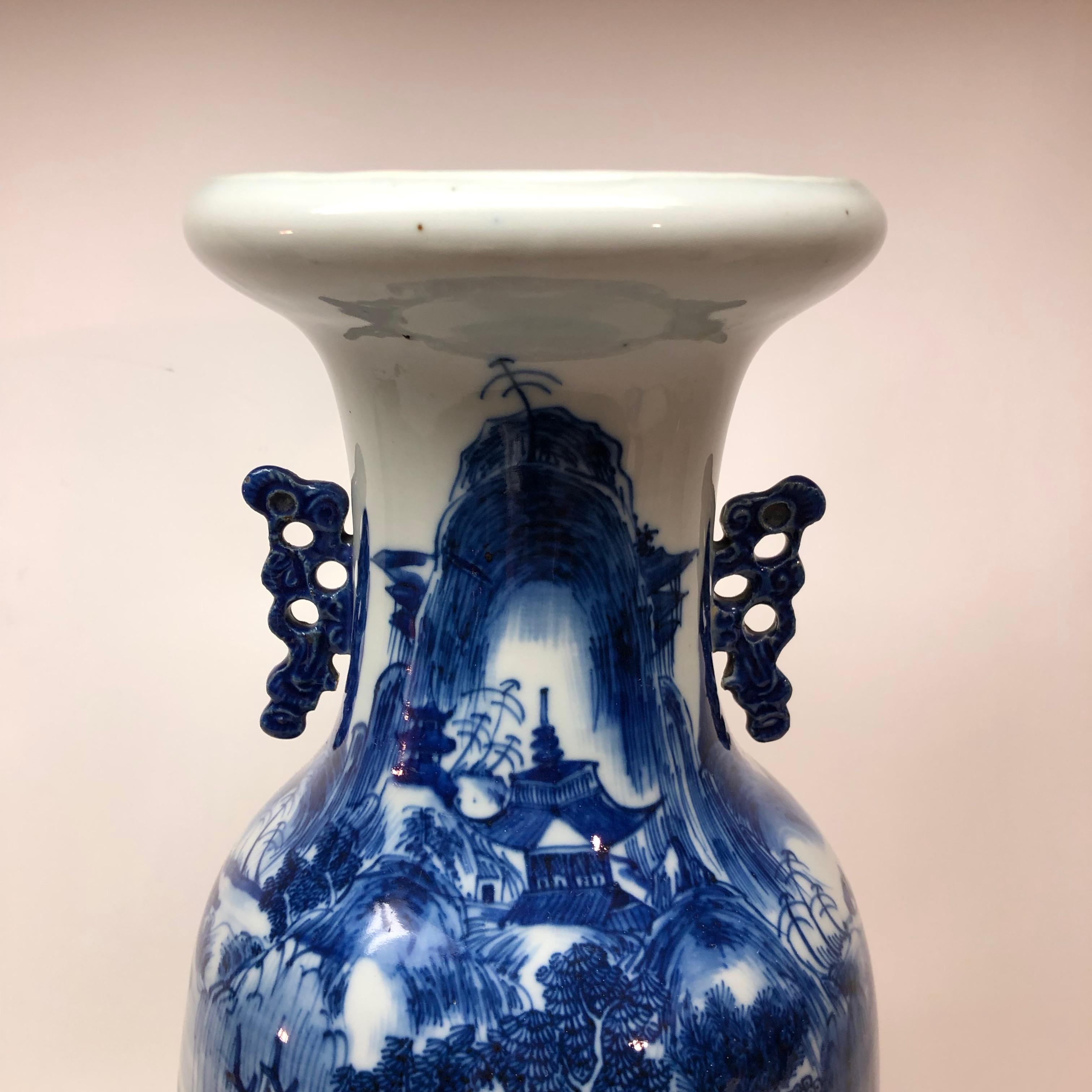 Chinesische blau-weiße Vase im Zustand „Gut“ im Angebot in East Hampton, NY