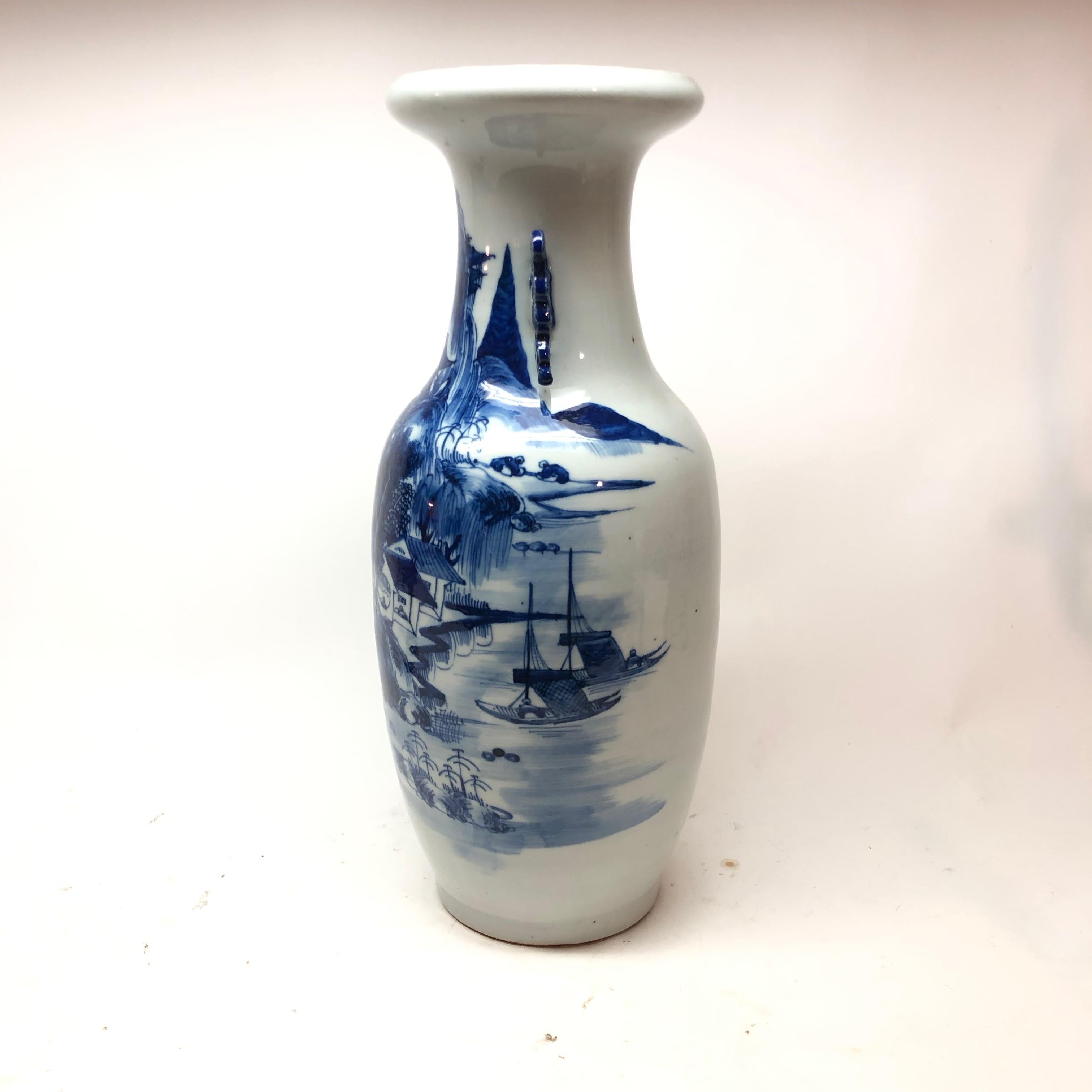 Chinesische blau-weiße Vase (20. Jahrhundert) im Angebot