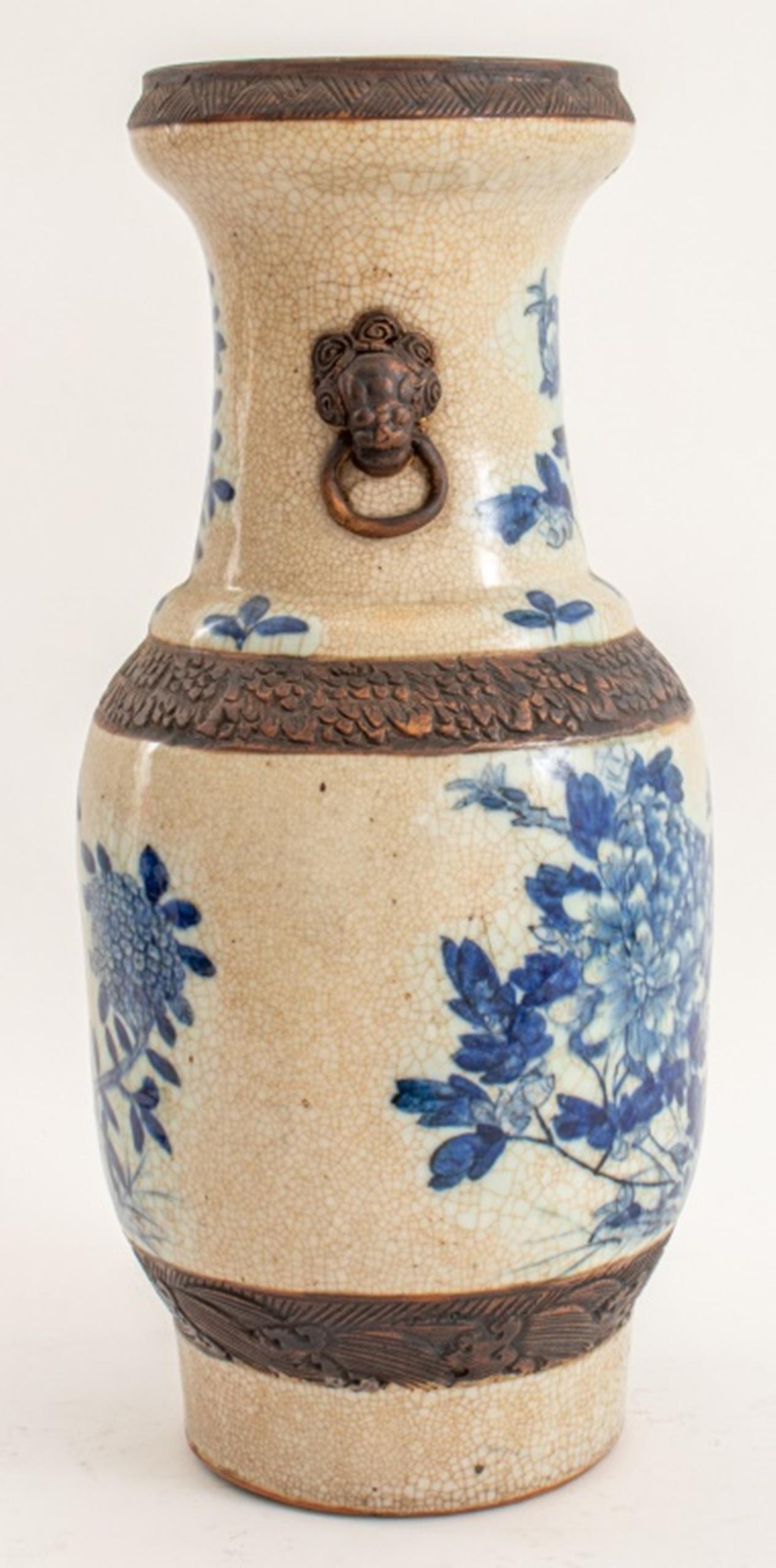 20ième siècle Vase chinois bleu et blanc en vente