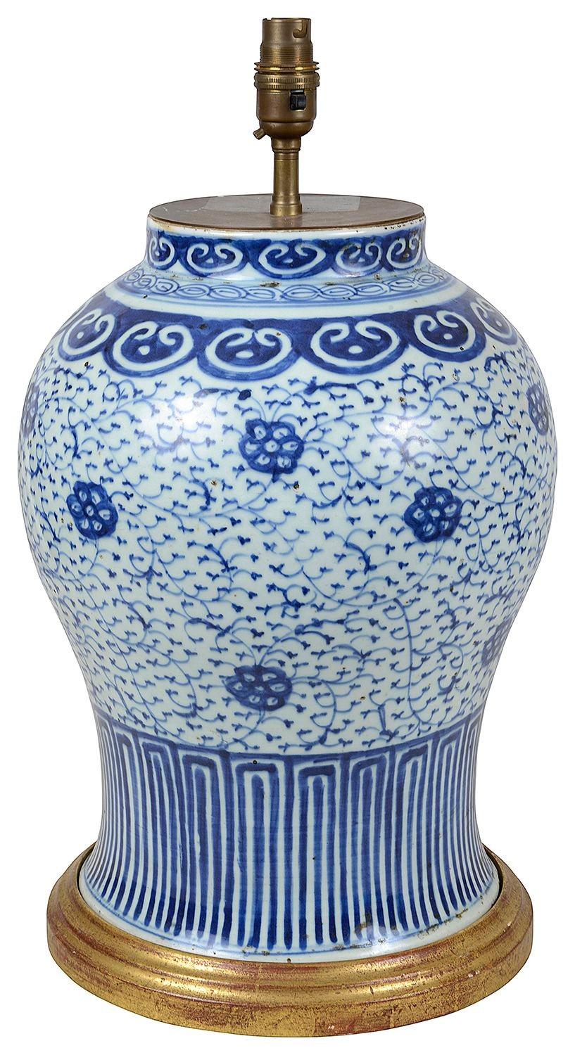 Jarrón / lámpara chino del siglo XIX, azul y blanco, de buena calidad. La base y la parte superior están decoradas con motivos orientales clásicos, y el centro está decorado con volutas foliadas y cabezas de flores.

Lote 80 N/H