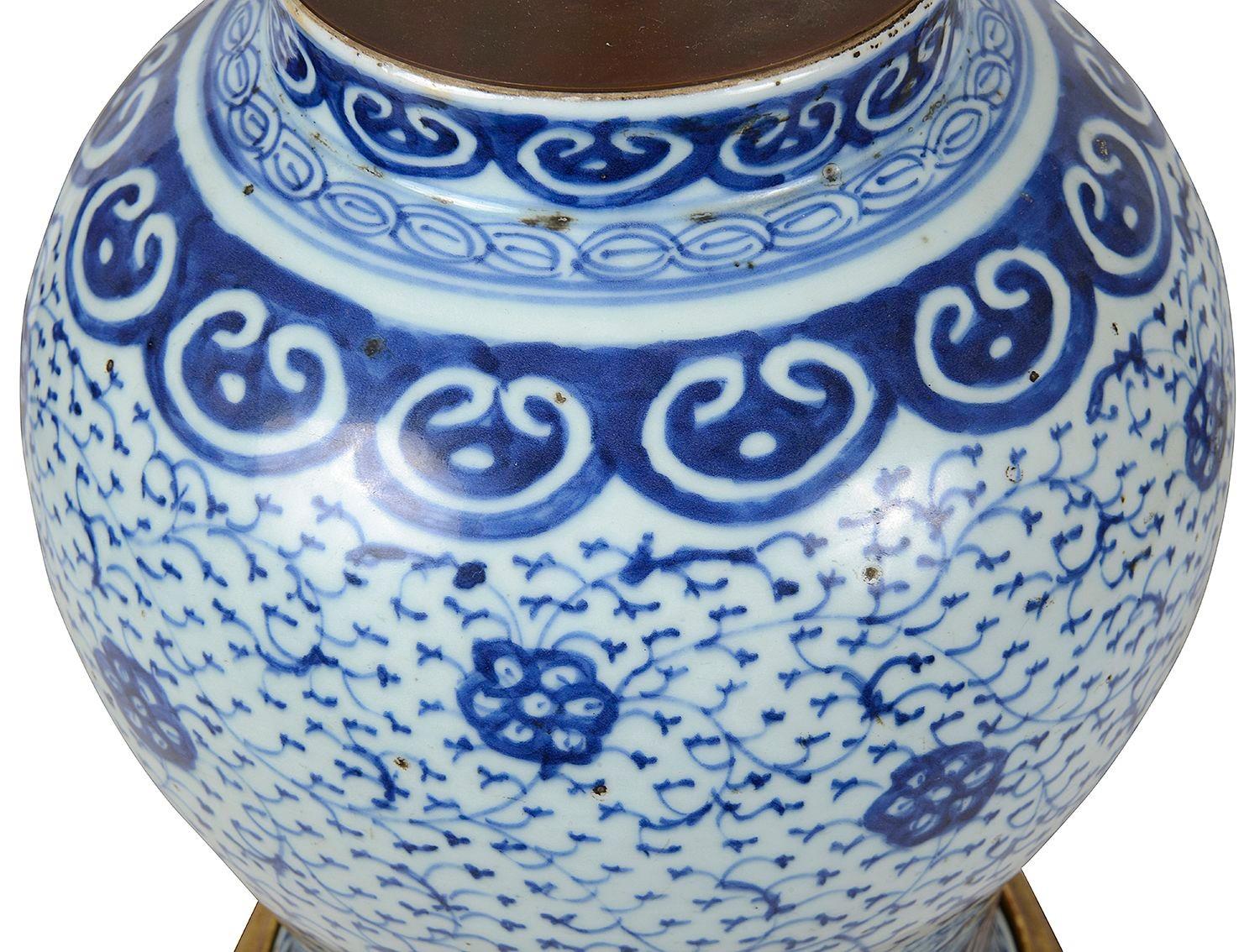 Jarrón / lámpara chino azul y blanco, S. XIX. Pintado a mano en venta
