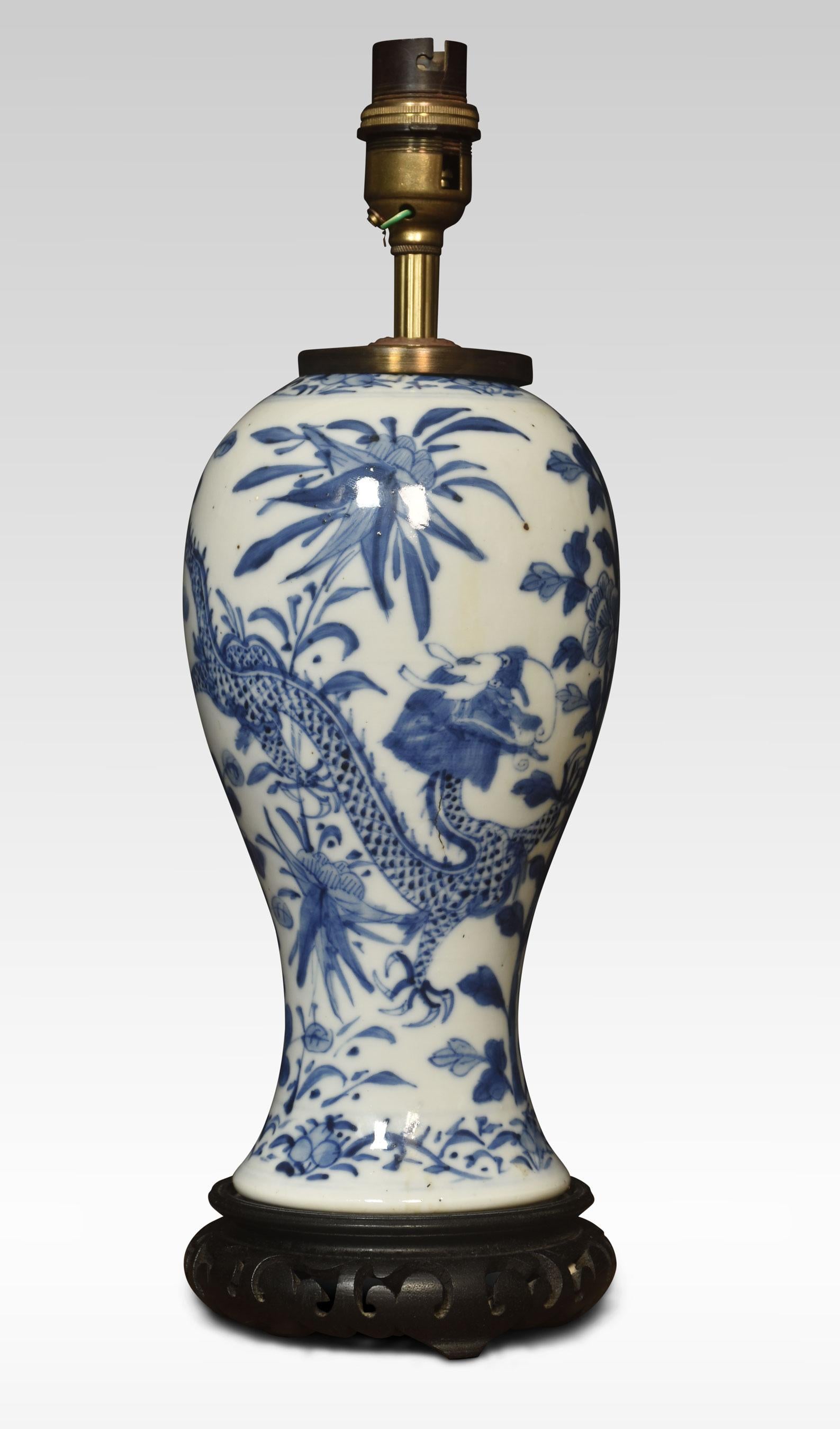 Chinois Lampe vase chinoise bleue et blanche en vente