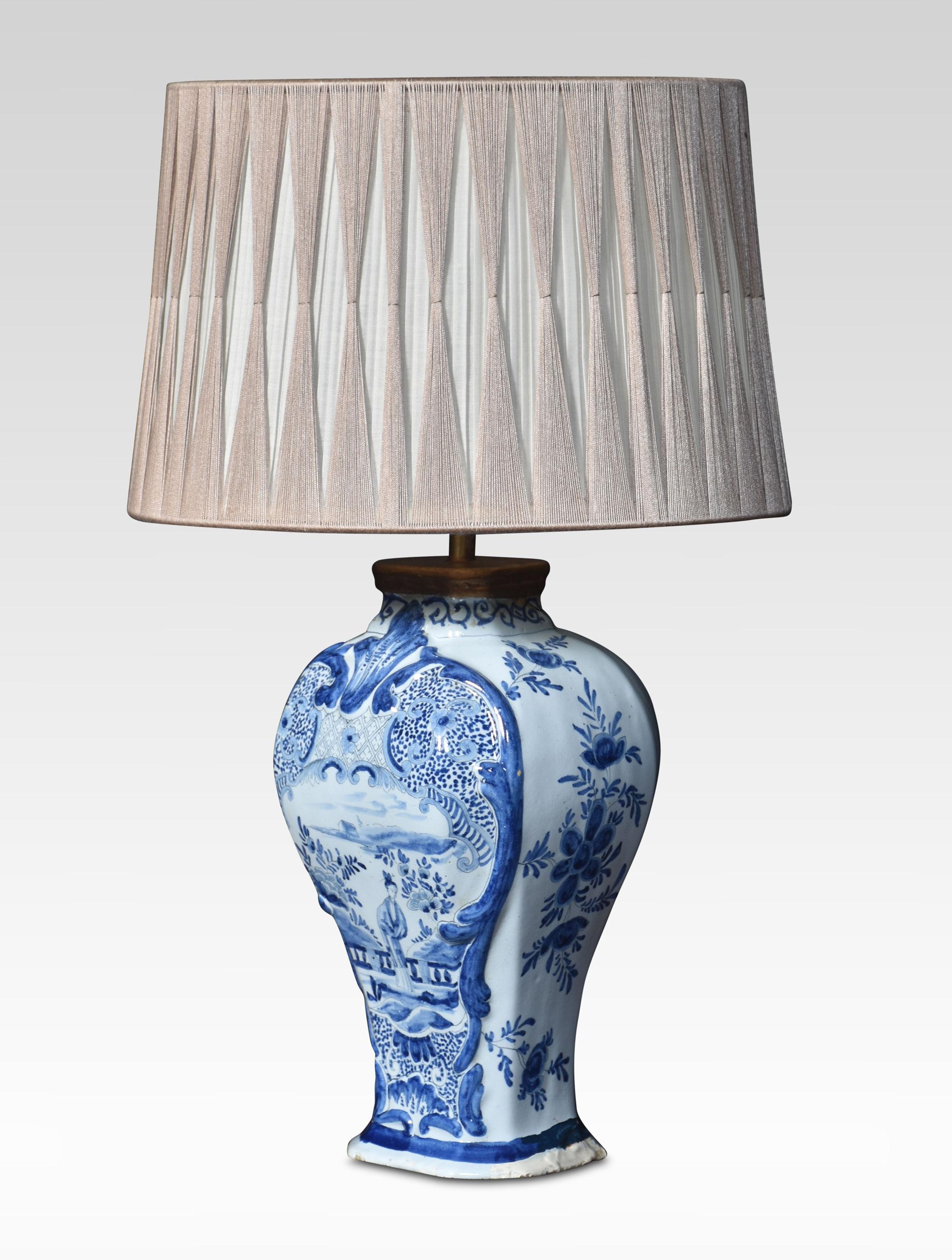 Chinois e lampe à vase chinoise bleue et blanche en vente
