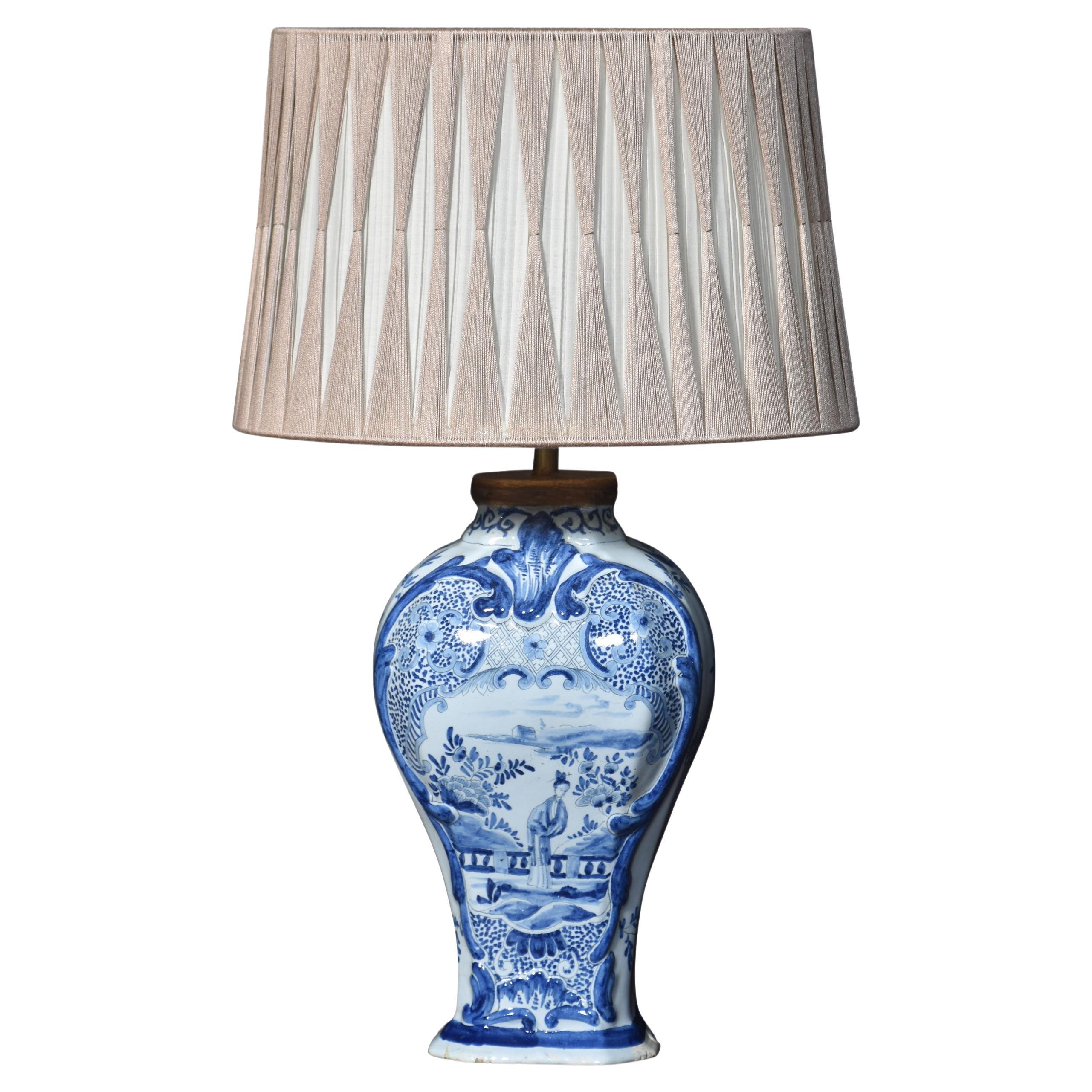 Chinesische blaue und weiße Vasenlampe