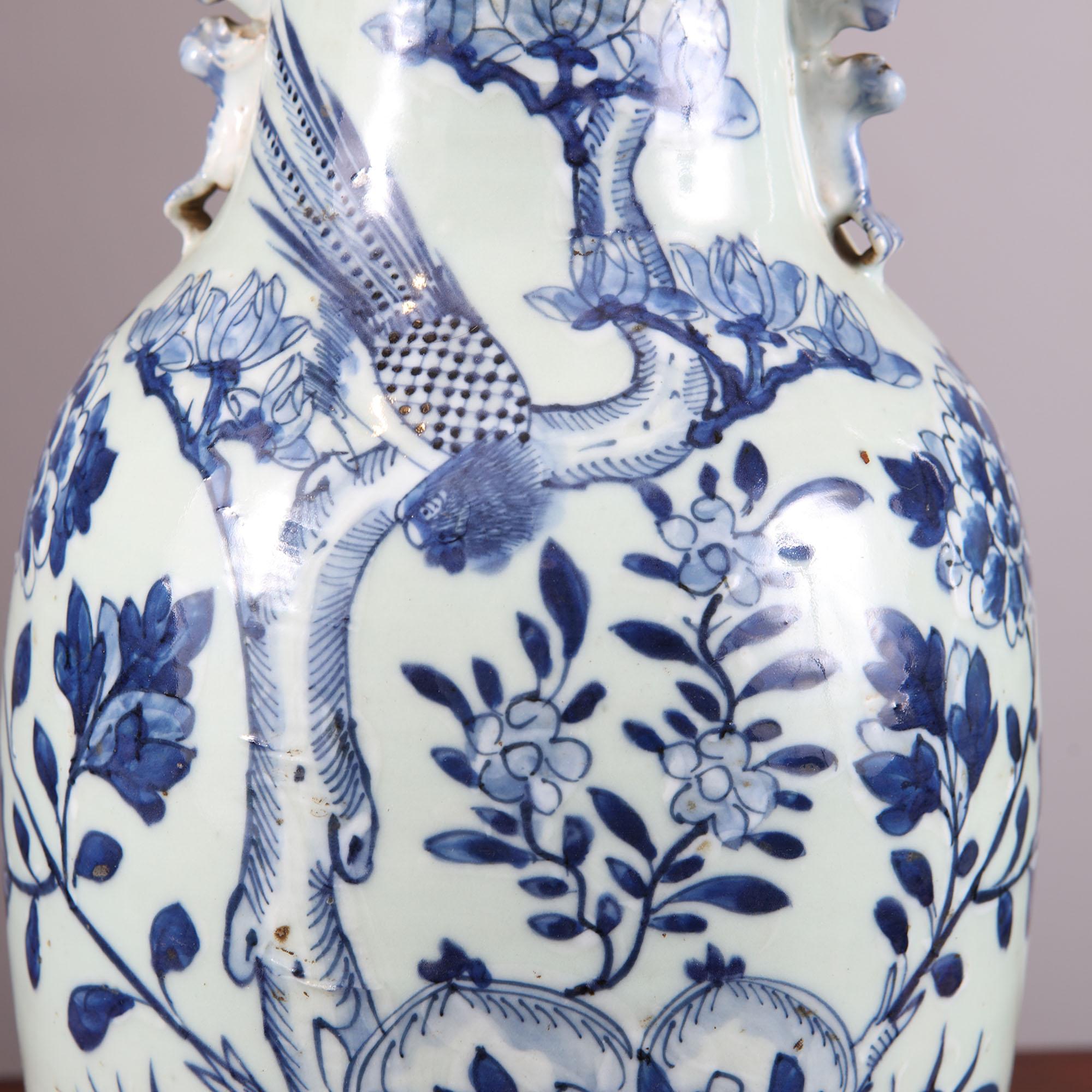 Paire de vases chinois bleu et blanc assortis, l'un décoré de scènes d'oiseaux parmi des feuillages, l'autre de vases et d'objets. Aujourd'hui montées comme lampes de table, chacune reposant sur des bases en bois tourné et munies de capuchons en