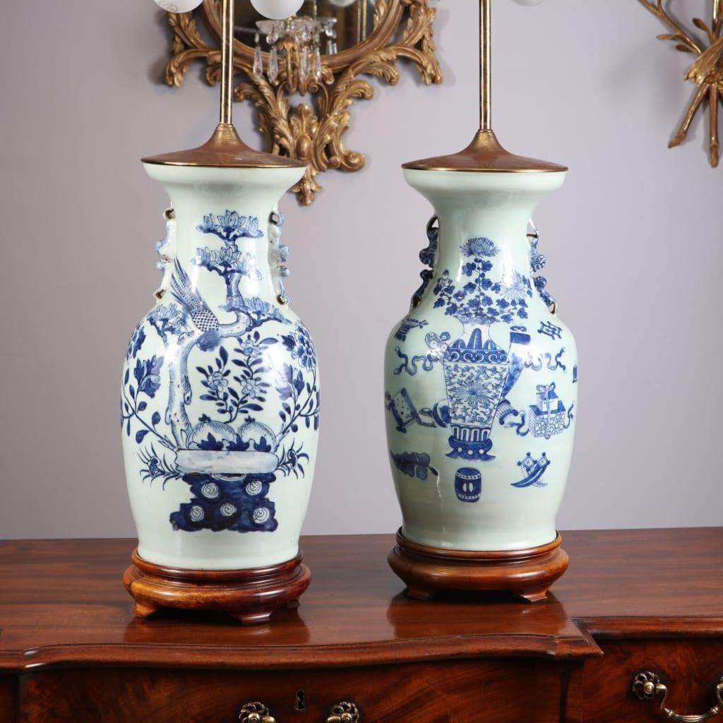 20ième siècle Vases chinois bleus et blancs montés comme lampes de table en vente