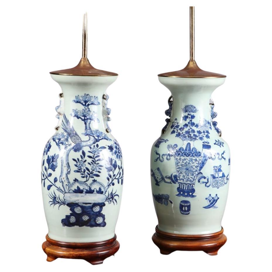 Vases chinois bleus et blancs montés comme lampes de table