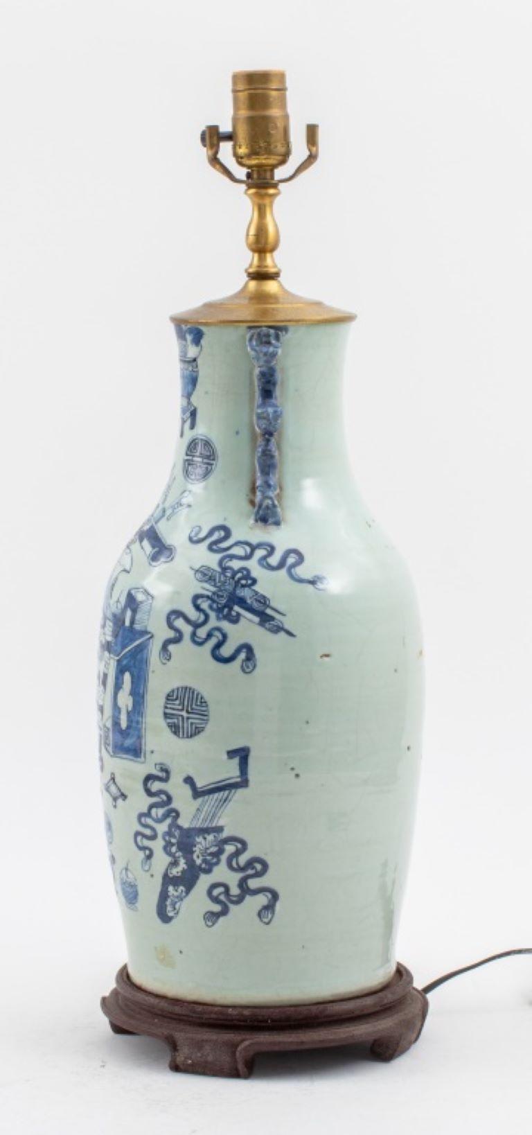 Lampe montée sur vase en porcelaine chinoise bleu céladon Bon état - En vente à New York, NY