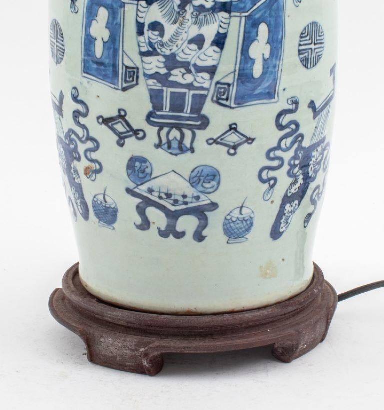 Lampe montée sur vase en porcelaine chinoise bleu céladon en vente 1