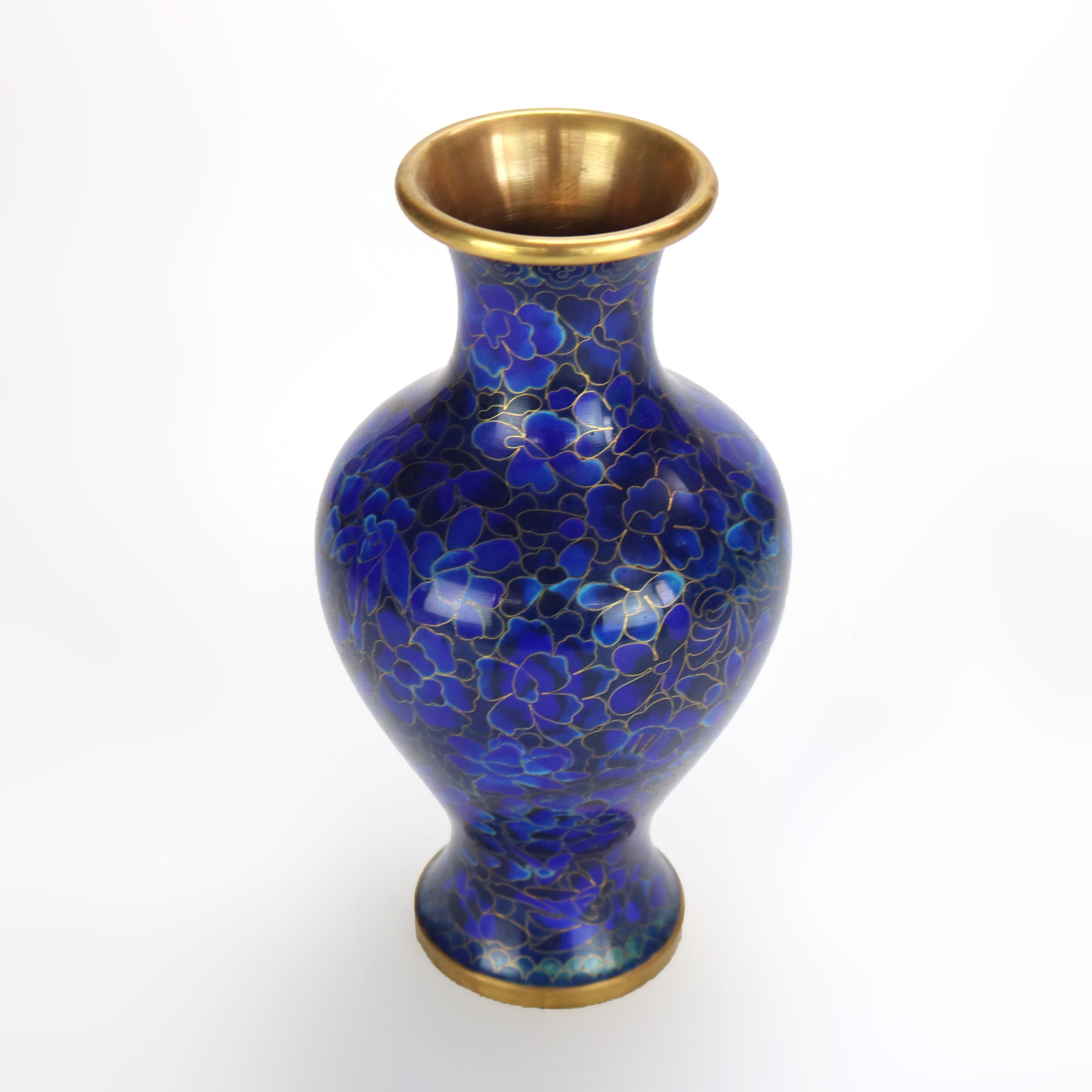 Vaso cinese smaltato in cloisonne blu del XX secolo.  

Misure: 9,25