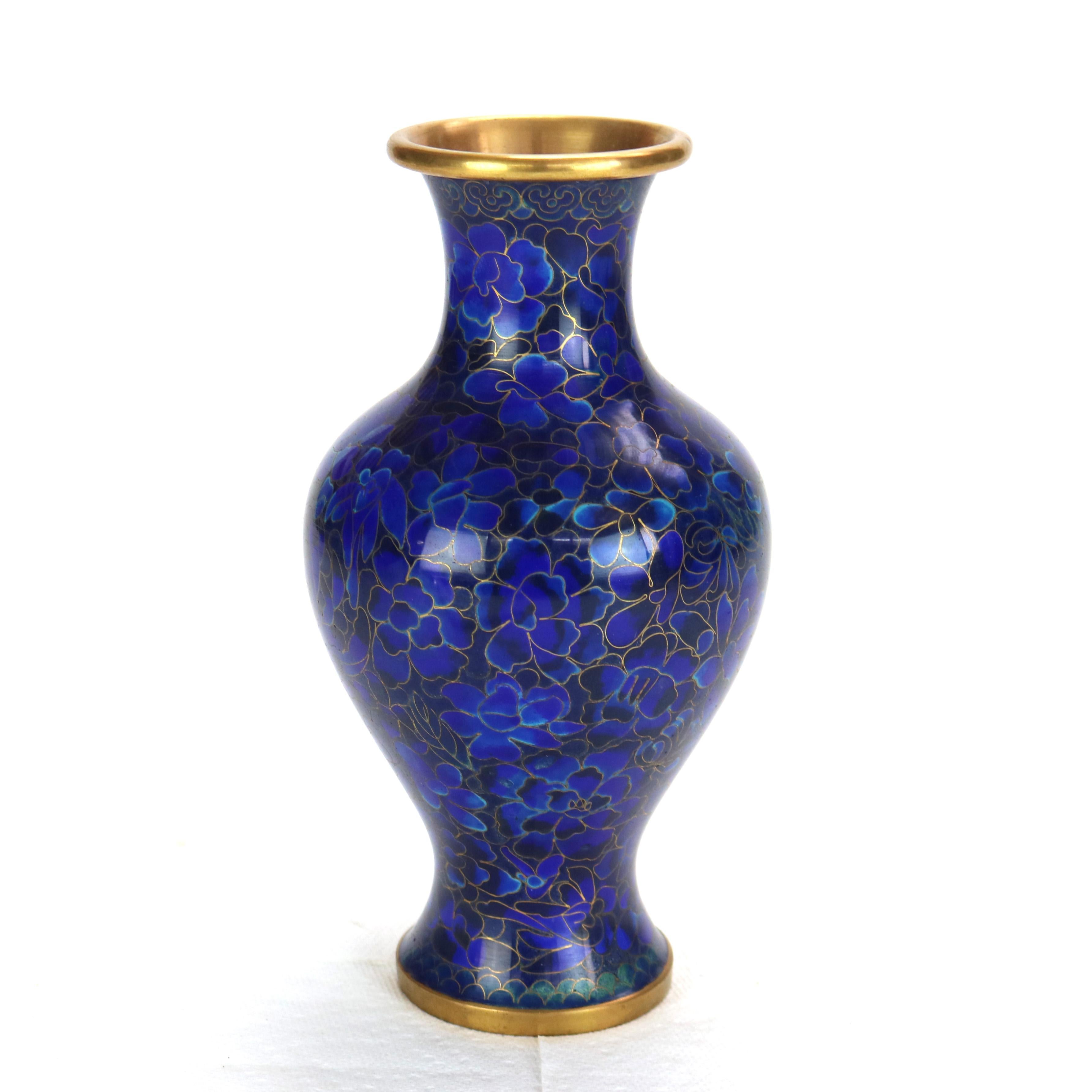 Smaltato Vaso cinese in cloisonne blu con smalto floreale del XX secolo in vendita