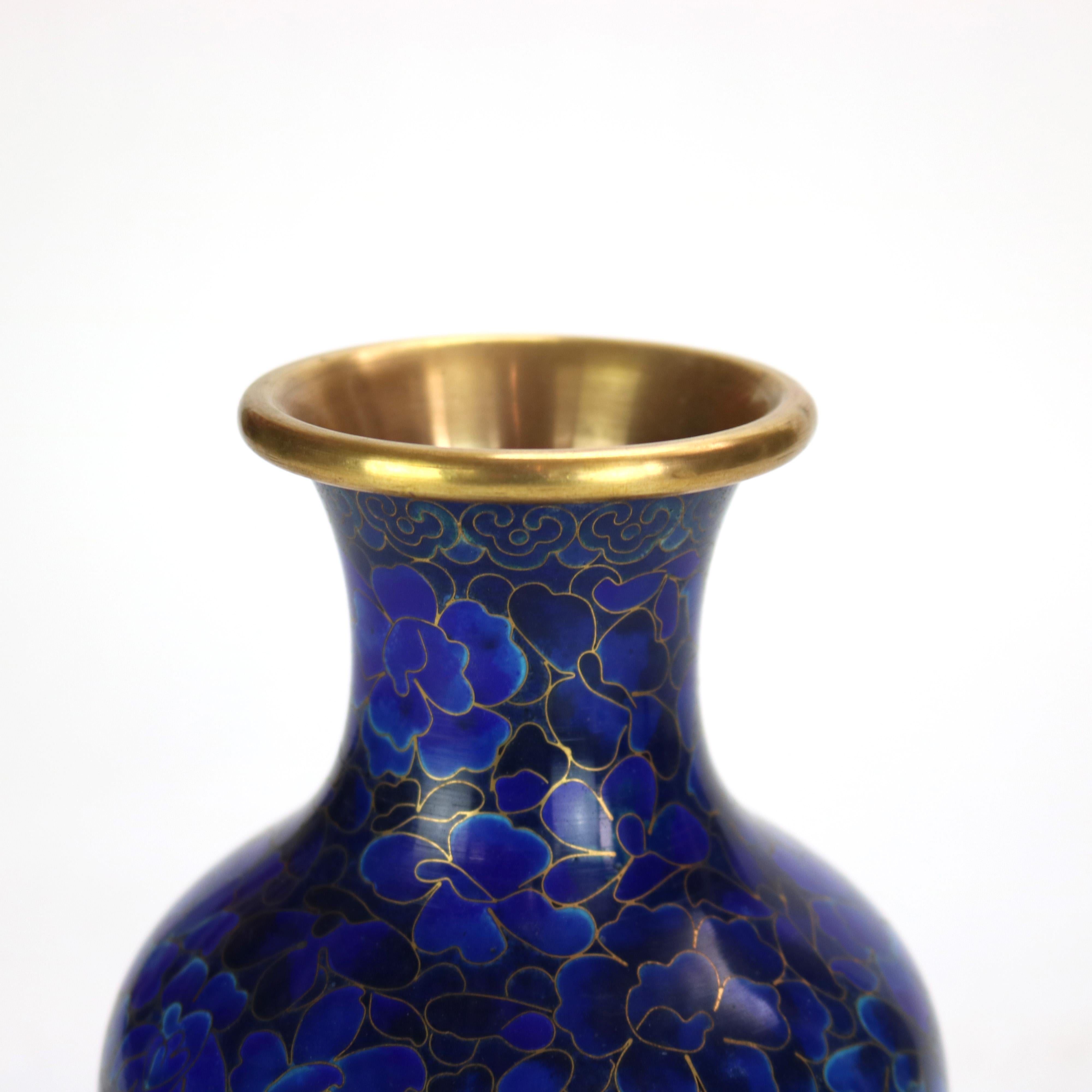 Vaso cinese in cloisonne blu con smalto floreale del XX secolo In condizioni buone in vendita a Big Flats, NY