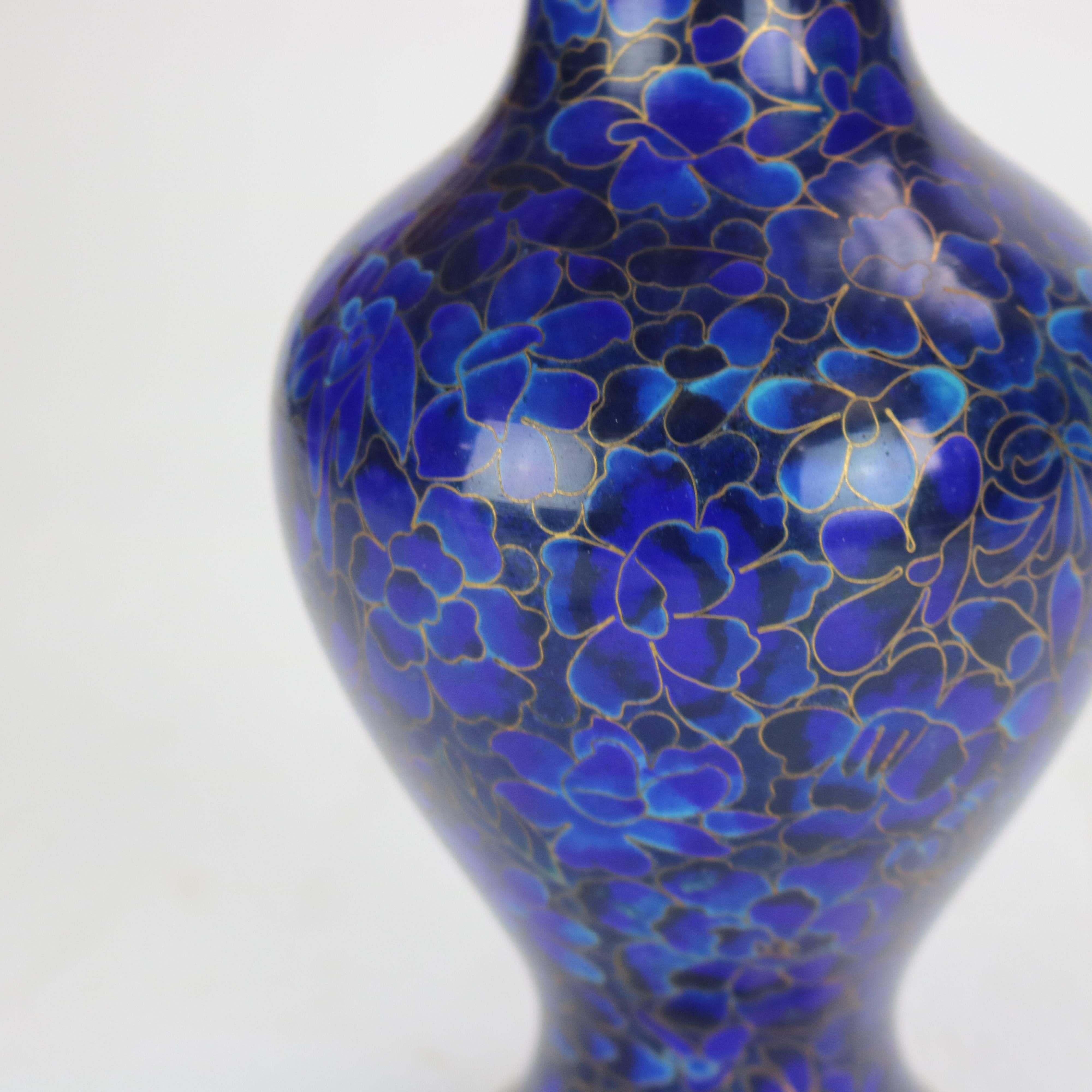 Metallo Vaso cinese in cloisonne blu con smalto floreale del XX secolo in vendita