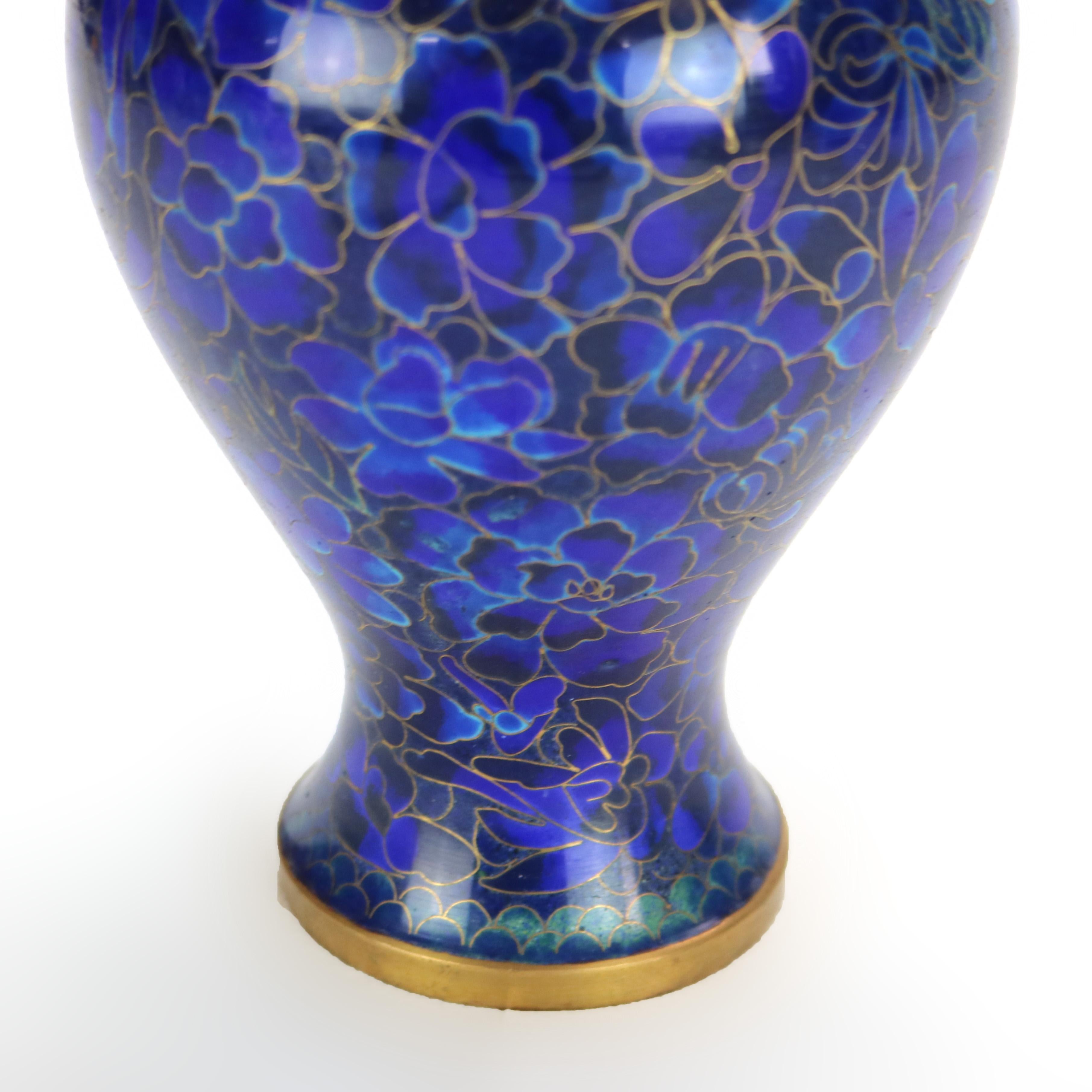 Vaso cinese in cloisonne blu con smalto floreale del XX secolo in vendita 1