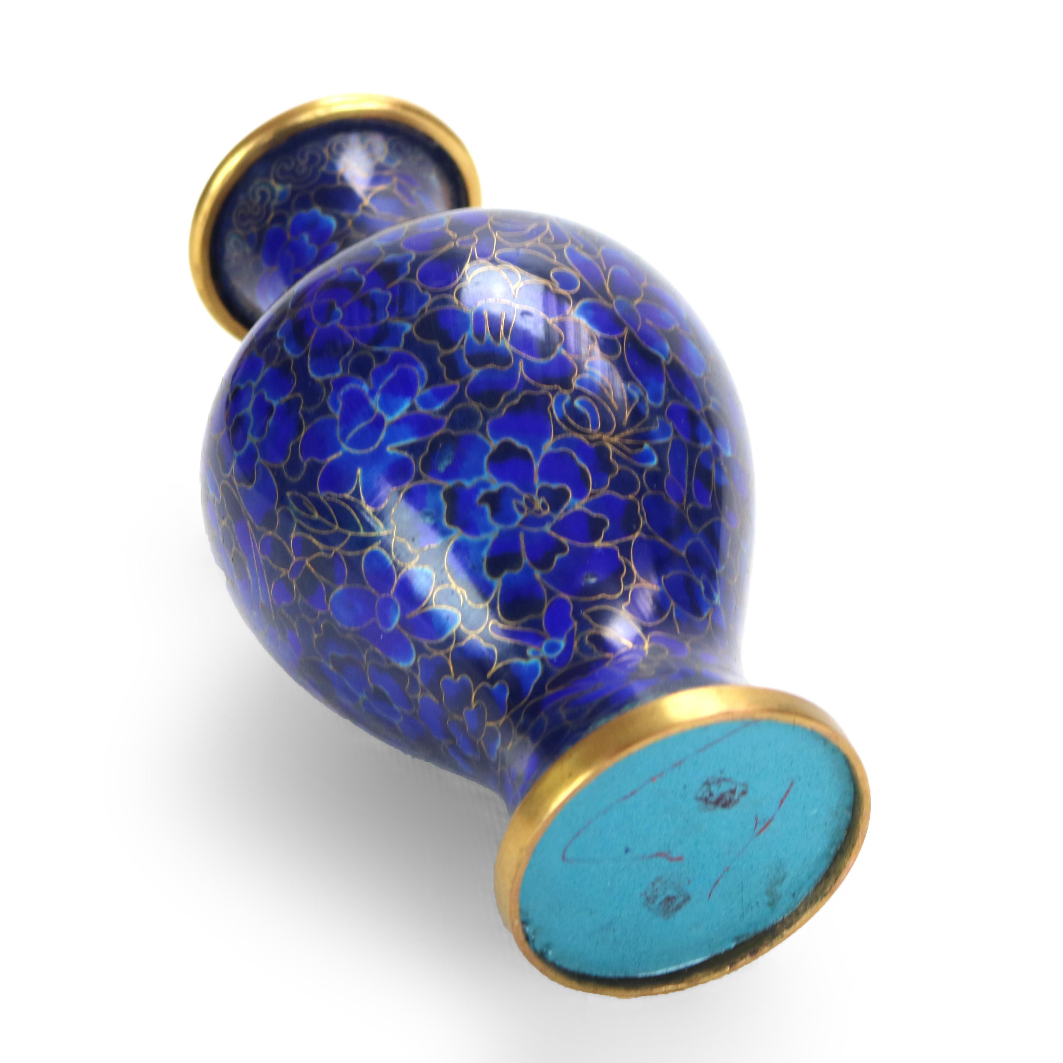 Vaso cinese in cloisonne blu con smalto floreale del XX secolo in vendita 2