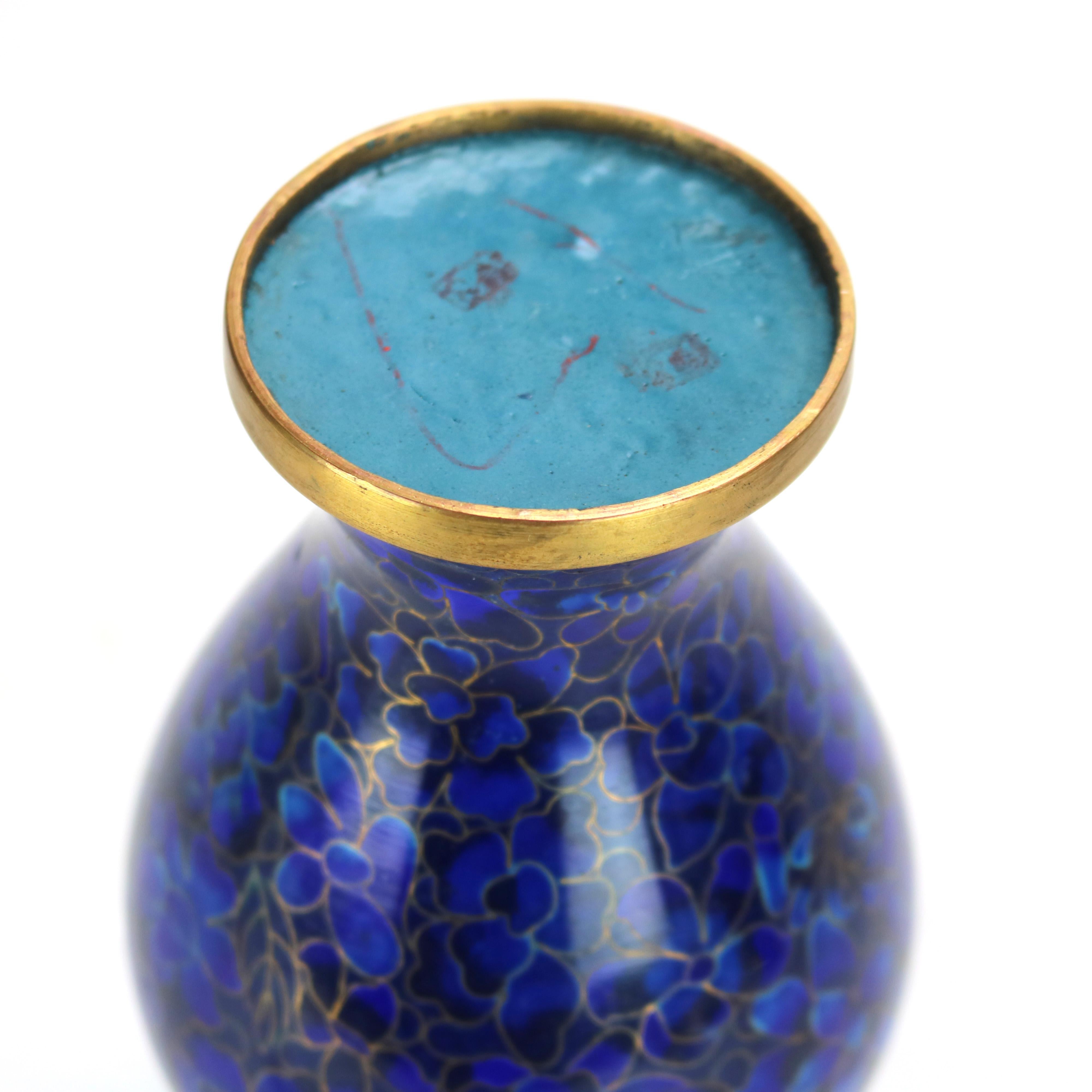 Vaso cinese in cloisonne blu con smalto floreale del XX secolo in vendita 3