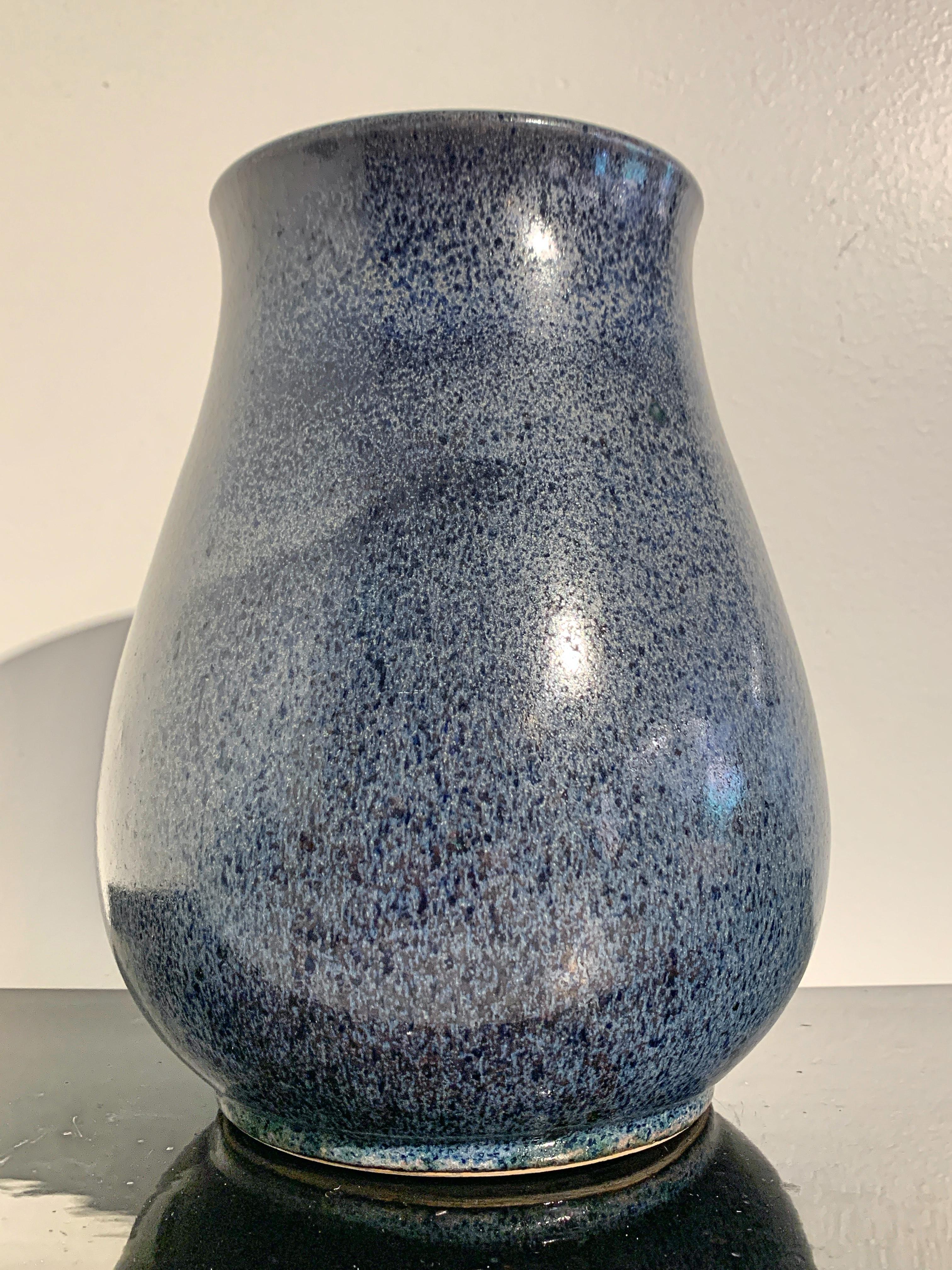 Chinesische blau geflammte glasierte Hu-Vase, Qing Dynasty, 19. Jahrhundert, China im Angebot 6