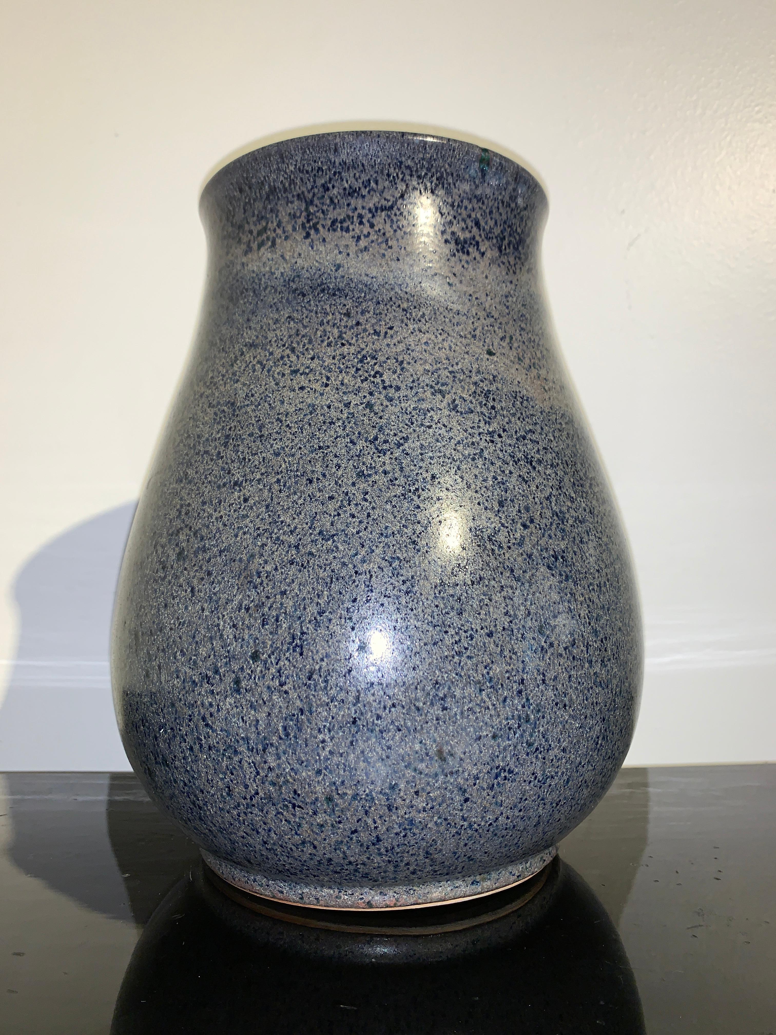 Chinesische blau geflammte glasierte Hu-Vase, Qing Dynasty, 19. Jahrhundert, China (Qing-Dynastie) im Angebot