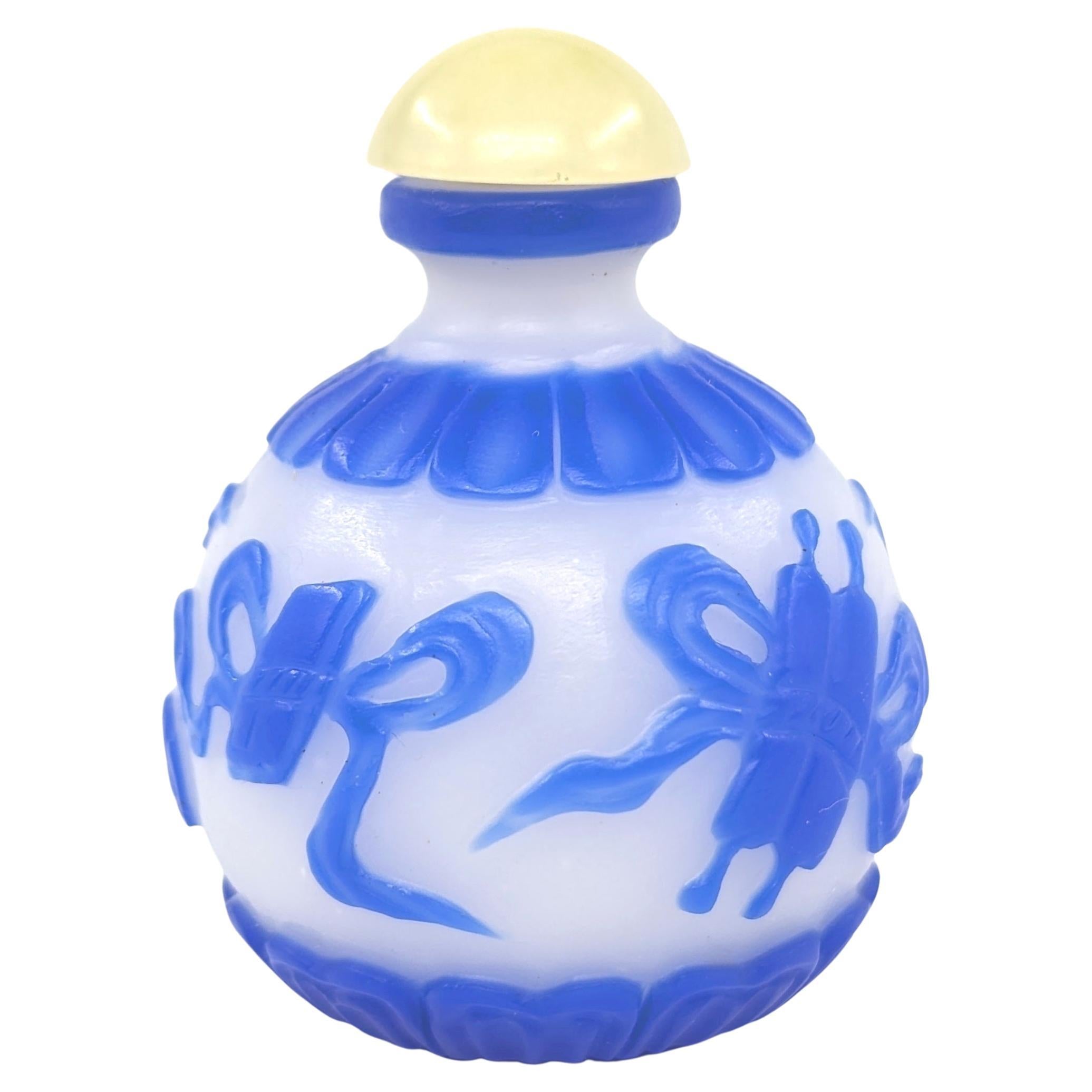 Chinesische blaue Glas-Overlay-Schnupftabakflasche, Globus, geschnitzte buddhistische Schätze, 20c (Qing-Dynastie) im Angebot