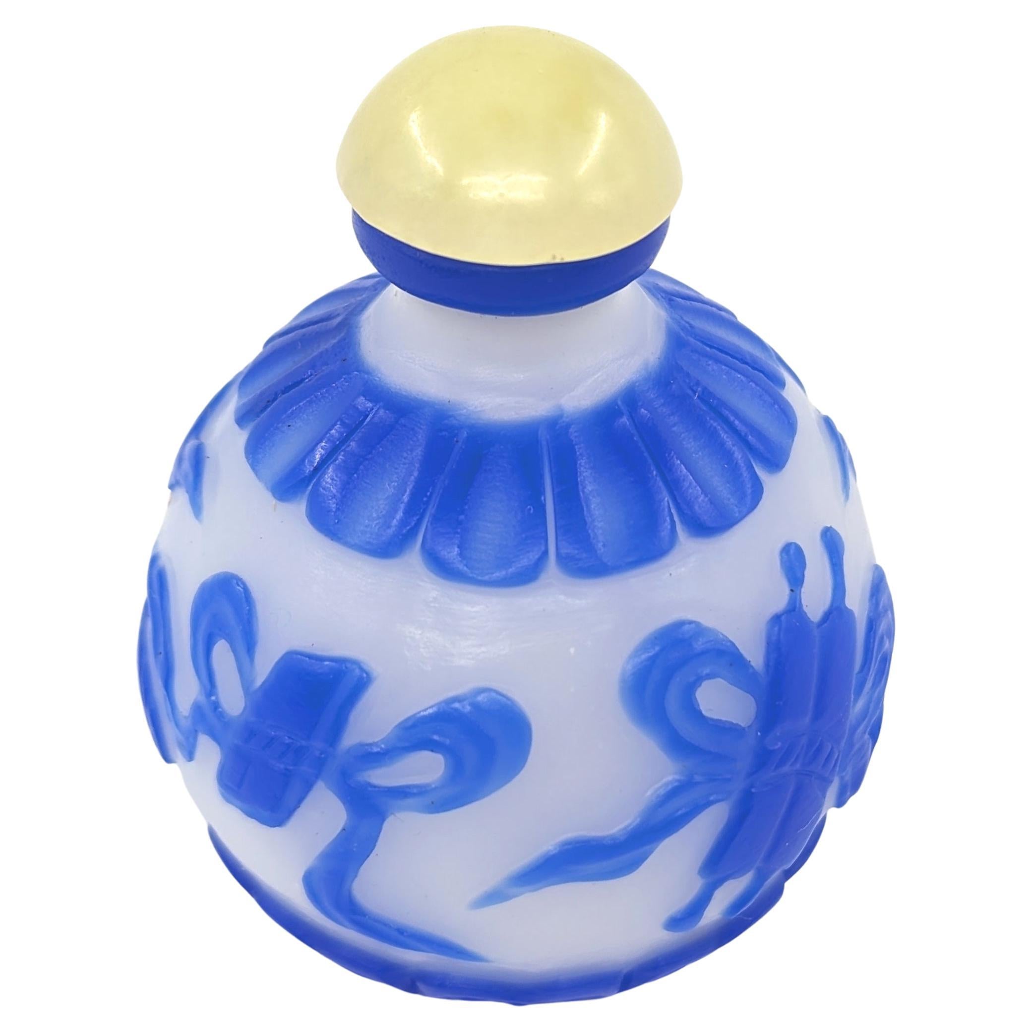 Chinesische blaue Glas-Overlay-Schnupftabakflasche, Globus, geschnitzte buddhistische Schätze, 20c (20. Jahrhundert) im Angebot